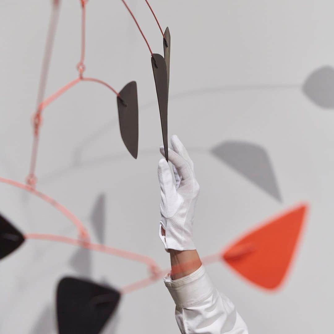 サザビーズさんのインスタグラム写真 - (サザビーズInstagram)「An extraordinary example of Alexander Calder’s cherished hanging mobiles—the artist’s most iconic and enduring body of work—‘Le Lys’ stands as a feat of both Calder’s inquisitive mind and extraordinary intuition.  Executed in 1964, ‘Le Lys’ embodies Calder’s groundbreaking aesthetic, expressed through the captivating and seductive cascade of twelve black, red, and white elements hanging poetically in perfect harmony.  Befitting its museum quality, Le Lys was previously held in the collection of the Flint Institute of Arts in Michigan and has been in private hands for three decades since it was acquired in 1993.  Featured in the Modern Evening Auction at #SothebysNewYork on 13 November, presented in partnership with @samsungus, discover ‘Le Lys’ and more in the sale catalogue at the link in bio. #SothebysModern #AlexanderCalder」11月11日 10時28分 - sothebys