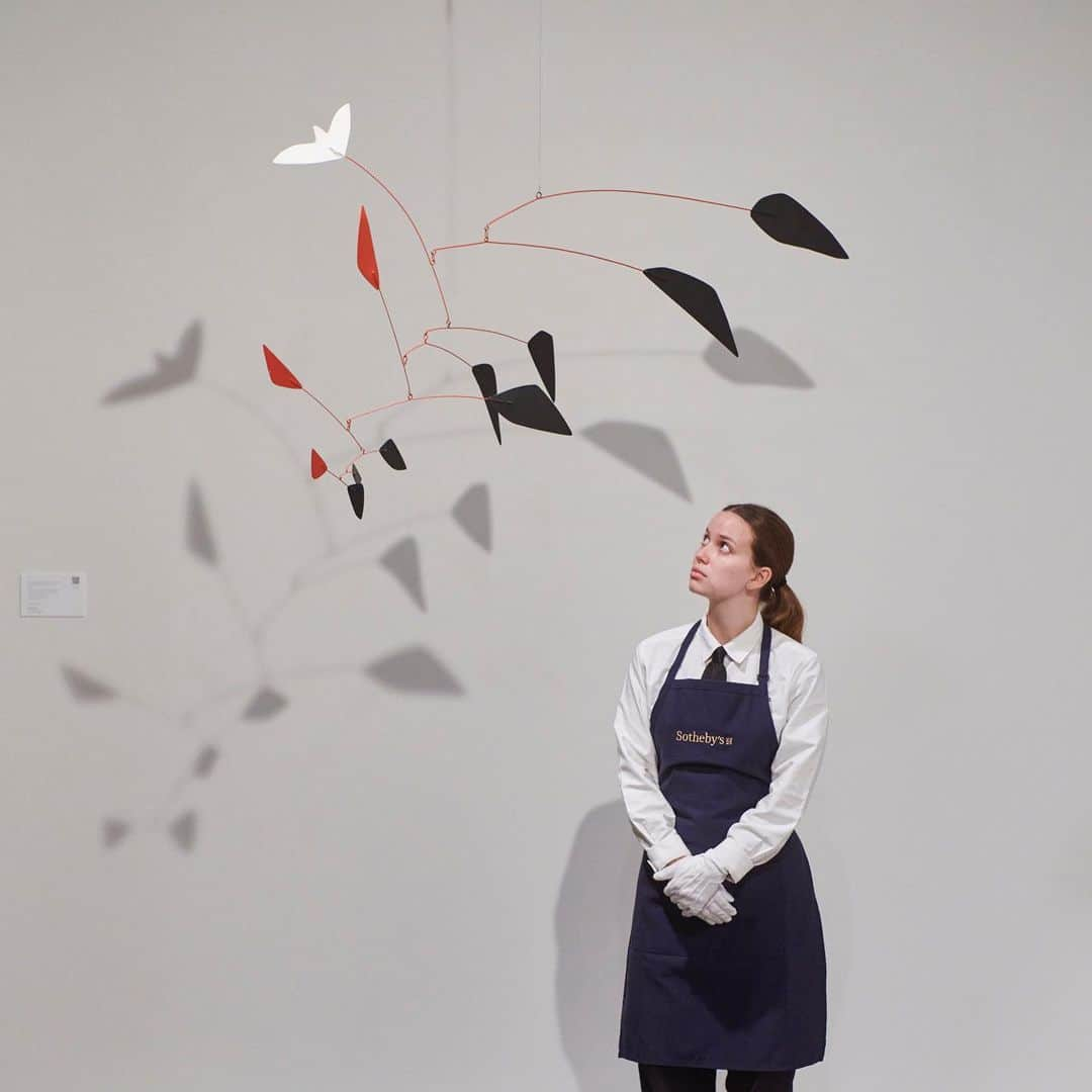 サザビーズのインスタグラム：「An extraordinary example of Alexander Calder’s cherished hanging mobiles—the artist’s most iconic and enduring body of work—‘Le Lys’ stands as a feat of both Calder’s inquisitive mind and extraordinary intuition.  Executed in 1964, ‘Le Lys’ embodies Calder’s groundbreaking aesthetic, expressed through the captivating and seductive cascade of twelve black, red, and white elements hanging poetically in perfect harmony.  Befitting its museum quality, Le Lys was previously held in the collection of the Flint Institute of Arts in Michigan and has been in private hands for three decades since it was acquired in 1993.  Featured in the Modern Evening Auction at #SothebysNewYork on 13 November, presented in partnership with @samsungus, discover ‘Le Lys’ and more in the sale catalogue at the link in bio. #SothebysModern #AlexanderCalder」