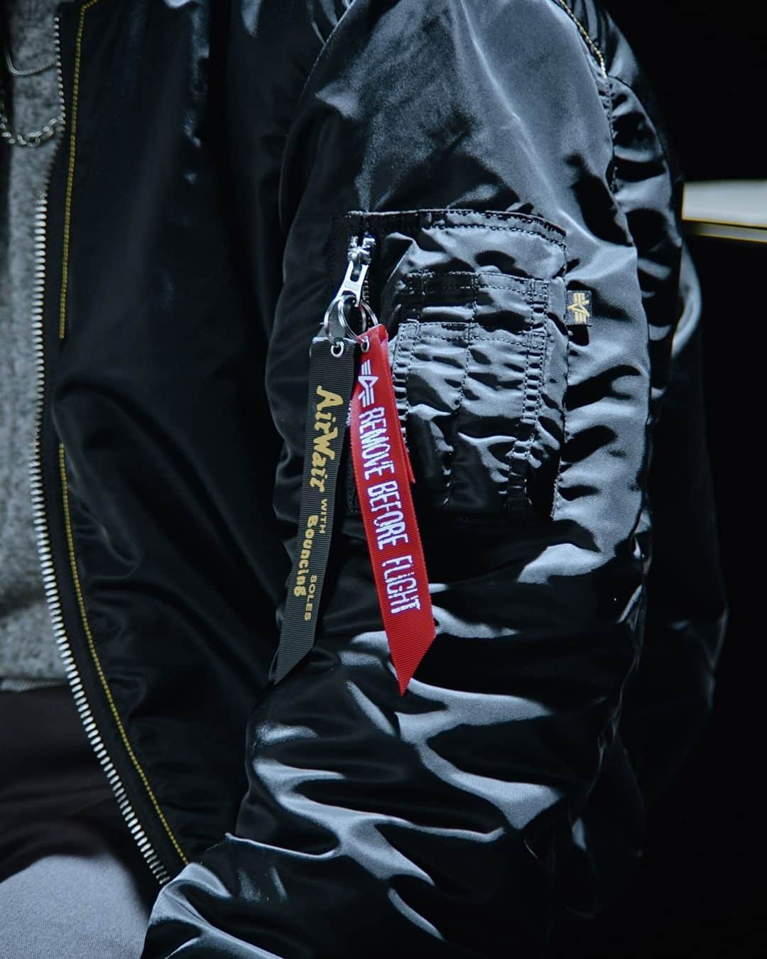 のインスタグラム：「DR. MARTENS x ALPHA INDUSTRIES｜その瞬間を自分のものに。ALPHA INDUSTRIESとのコラボレーションは、私たちが持つヘリテージを称えるコレクション。ワーカーとミリタリーの精神を礎とした歴史を掘り起こし、ディテール随所に次の未来を表現。  ■11/10発売　PM12：00～ 【Dr.Martens x ALPHA】 MA-1 #TA0494 ¥31,900(in tax）、Col : 9001(BLACK)   ■11/10予約販売　PM12：00～（11月下旬発売） 【Dr.Martens x ALPHA】 TARIK 8hole boots #TZ9001 ¥31,900(in tax）、Col : 9001(BLACK)  【Dr.Martens x ALPHA】 1460BEN 8hole boots #TZ9001 ¥34,000(in tax）、Col : 9019(OLIVE)  【Dr.Martens x ALPHA】LITE BACKPACK #TZ9002 ¥37,400(in tax）、Col : 9001(BLACK)  #DrMartens #ドクターマーチン #alpha_industries_japan」