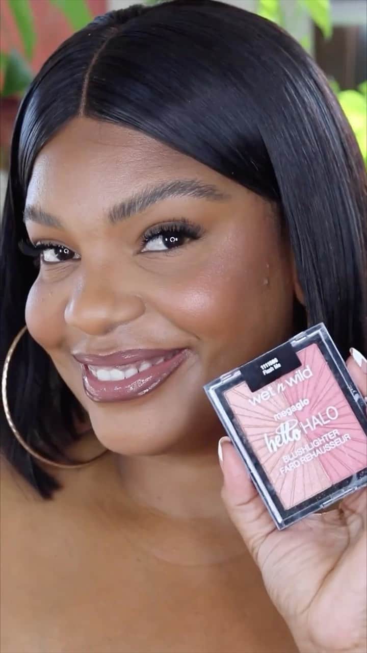 wet'n wild beautyのインスタグラム：「Dust on a flash of FABULOUS with MegaGlo Hello Halo Blushlighter in ‘Flash Me’ 🤭 @gisellemua⁠ is GLOWING 🌟⁠ ⁠ Get our products @walmart @amazon @target @ultabeauty @walgreens @riteaid @cvspharmacy @fivebelow and shop our #Amazon store at #LinkInBio #wetnwildbeauty #crueltyfree」