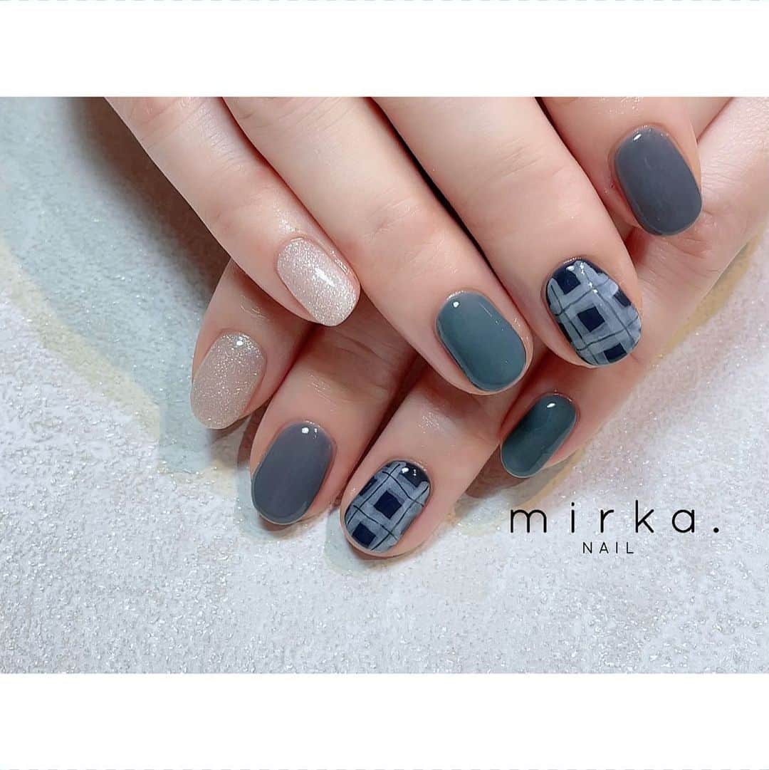mirka. NAIL(ミルカネイル)のインスタグラム：「⁡ ⁡ ⁡ ゆるチェック 𓃥 ⁡ ⁡ ⁡ ⁡ …………………………………………………………… ⁡ ご予約、お問い合わせは LINE ID⇒ @mirka.nail (@含む)まで。 ⁡ ご新規様はハイライトの「ご案内」と「ご予約方法」を必ずお読みいただいてからご予約くださいますようお願いいたします。 空き状況や詳細はLINEの投稿からご確認ください。 ⁡ ⁡ ⁡ ⁡ #mirkanail#nails#nail#nailart#naildesign #ショートネイル#ネイルアート#ネイルデザイン#ネイル#大人ネイル#シンプルネイル#オフィスネイル#ニュアンスネイル#ナチュラルネイル#カジュアルネイル#ショートネイルデザイン#美甲#秋ネイル#秋ネイル2023 #プライベートサロン#プライベートネイルサロン#東京ネイルサロン#東京ネイル#江東区ネイルサロン#森下#清澄白河 ⁡」