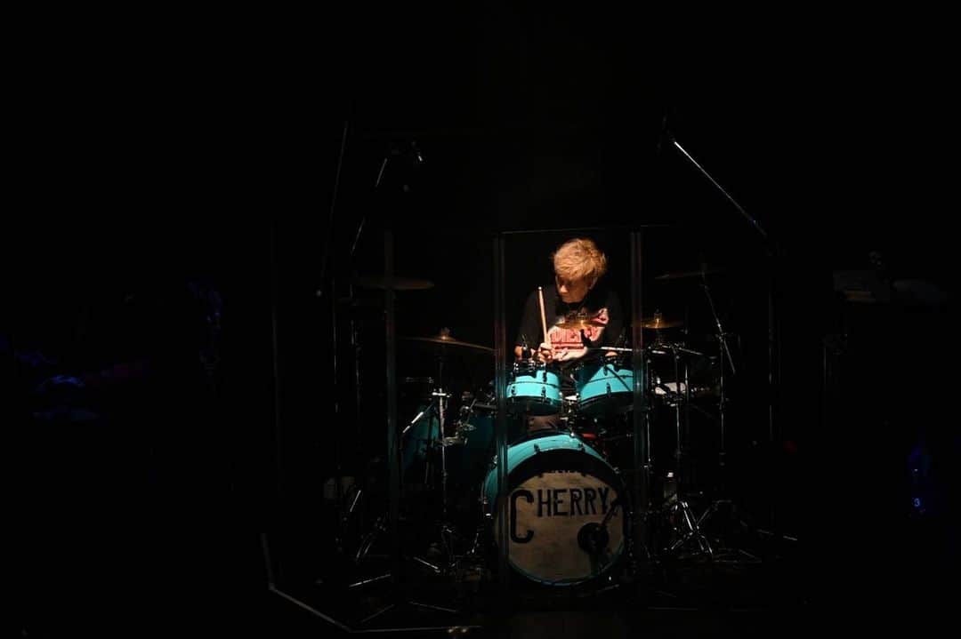 小柳“Cherry”昌法のインスタグラム：「光と影。。。 影があるから光が輝ける！！感謝。🤟 ライブって本当に"生きてるなぁ"って思えるよね！🤨 瞬間瞬間の命の躍動感！ そして一回一回の真剣勝負！ この緊張感がたまらない。 明日の広島も楽しみです♪ 😆 #小柳Cherry昌法 #drummer_cherry #ドラマー #tamadrums #zildjian #aspr #lindberg」