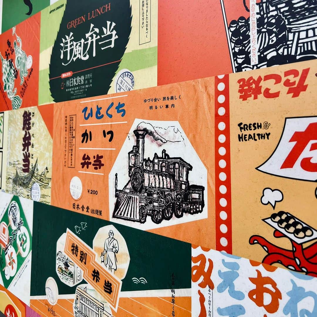 柳家三之助のインスタグラム：「高崎に向かうために新幹線。ここに来るとこれを観る楽しみがあります。昔の弁当の掛紙はいつみても風流。」