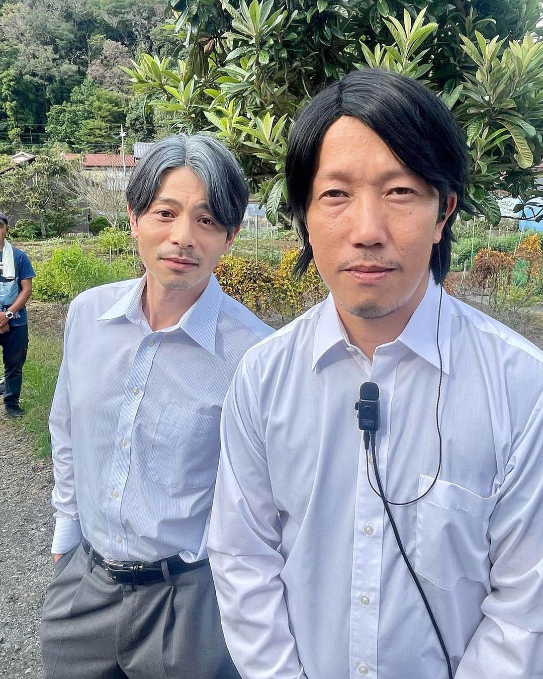 吉沢悠のインスタグラム：「． とうとう息子のハルキに、車内で深愛との場面を目撃されてしまった那須川店長。  那須川夏生の未来は…どうなっていくのか…  第④話の展開が、恐ろしいです。  車といえば、那須川車の運転は吹き替えのスタッフさんにやっていただいてます。  毎回ウィッグをつけて撮影するのですが、白髪も混じってないので、ウィッグを付ける必要があるのか聞いてみると、ほぼ映っていないとのこと。  ウィッグをかぶる意味に疑問を残しながらも、毎回しっかりとつけて吹き替え運転されるスタッフさんにプロ根性を感じます。  ーーーーーーーーーーーーーー テレビ朝日 土曜ナイトドラマ 【泥濘の食卓】〜第④話〜  今夜12:00から放送です。  お楽しみください。  #泥濘の食卓  #齊藤京子 #櫻井海音  #原菜乃華  #戸田菜穂 #筒井真理子 #吉沢悠」