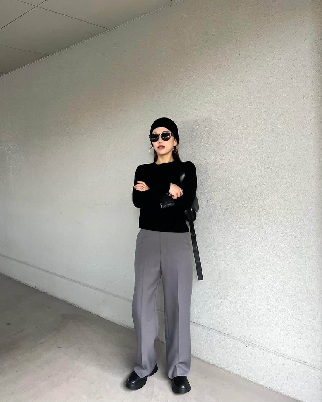 muua777のインスタグラム：「. ⁡ さっき娘を習い事に送るとき この格好で凍えました…😂 ⁡ UNIQLOのエクストラファインなんちゃらでは もう耐えられない寒さに ようやくなったのですね。笑 ⁡ 今の時期体調不良の方も多いと思いますが あったかくお過ごしください🫶 ⁡ ⁡ knit… #uniqlo pants… @tinoir_xs  bag… #jilsander boots… #beautyandyouth  ⁡」
