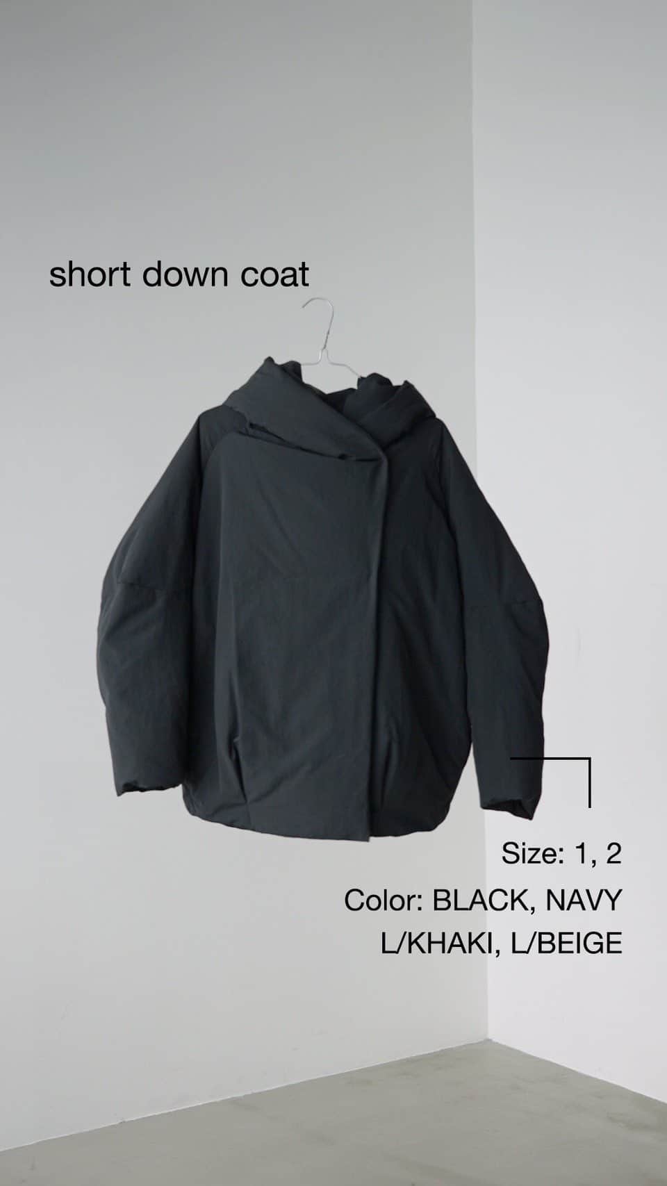 BLACK BY MOUSSYのインスタグラム：「ㅤㅤㅤㅤㅤㅤㅤㅤㅤㅤㅤㅤㅤㅤㅤㅤㅤㅤㅤㅤㅤㅤㅤㅤㅤㅤ  Now on sale ☑︎ short down coat color：BLK,NVY,L/BEG(店舗限定),L/KHA size：1,2 price：¥41,800( tax in )  毎年大人気のshort down coat(ショートダウンコート)が今年はL/KHAがEC限定となり登場しました。 より着やすく合わせやすいようにバックスタイルのボリュームを減らし、デザインをより追及した女性らしいダウンショートコート。 お尻回りもやや隠れる丈にし、首回りの仕様も暖かく、機能性も抜群。 ボトムのシルエットを選ばず着回しが効くシンプルなダウンです。 ライトベージュは店舗限定になります。  LUMINE新宿店 03-5909-1125 LUMINE横浜店 045-444-0508 ㅤㅤㅤㅤㅤㅤㅤㅤㅤㅤㅤㅤㅤ #blkby#blackbymoussy」