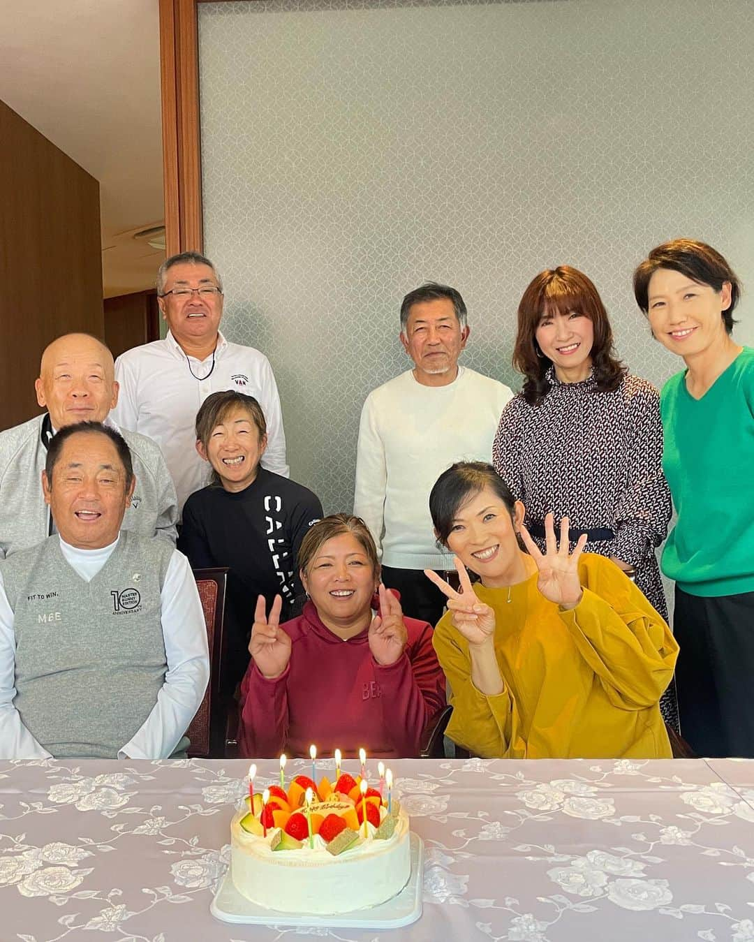 生島早織さんのインスタグラム写真 - (生島早織Instagram)「みなさま❣️ 温かいバースデーメッセージありがとうございました🎂😘  今年も無事お誕生日を迎える事が出来ました🥹  無事⁉️  そう、無事に・・・💦  実は実は、お誕生日の数日前・・・  パパが緊急搬送🚑  緊急入院で、10日〜2週間の入院と言われたのですが、4日後緊急退院‼️ と言う事があったのです。 その退院したのが私のお誕生日の日でした😅  脳梗塞の一歩手前💦 早く気付けて、早めの処置を受けれた事で早期退院となりました。 救急隊の的確な判断。 病院内での的確な処置。 関わってくださった全ての方に感謝しかありません🙏  普段から食生活の管理や運動（マラソン）をしているにも関わらず、今回の出来事💦 誰にでも起こりうる事なんだと思いました。  今年のバースデープレゼントは、パパの退院❣️ 家族4人そろえた事❣️ それだけでありがたい❣️ もしかすると・・・ 後何時間か遅かったら・・・  考えるだけでも恐ろしい🥹  病院は、面会は週2回、1回10分💦 入院中は、ゴルフ場から病院へ直行⛳️🚗🏥  退院翌日は、予定していたイベントへ⛳️ そこでは、同じお誕生日の前田新作プロと1日違いの市來美和プロと3人のお誕生日会をして頂きました🎂  この席に座っていられるだけで感謝🥹❣️  多くの方にご心配お掛けしました💦💦  快く私の代打を引き受けてくれたプロ仲間にも感謝です❣️  本当にありがとうございました🥹  これからも家族揃って健康第一で頑張って行きます😊 今後ともどうぞ宜しくお願い致します🤲  パパも既に元通りの生活❣️  バースデープレゼント催促してみようかなぁ〜🤣 指が腱鞘炎になる様な重いやつ🤣  #双子育児 #双子兄弟 #双子それぞれ #双子ママ #双子ファミリー #バースデイソング #バースデーケーキ #緊急搬送 #緊急入院 #緊急退院 #健康第一 #感謝感謝感謝 #ご心配お掛けしました #みんなありがとう #ママはプロゴルファー」11月11日 10時49分 - saori.ikushima