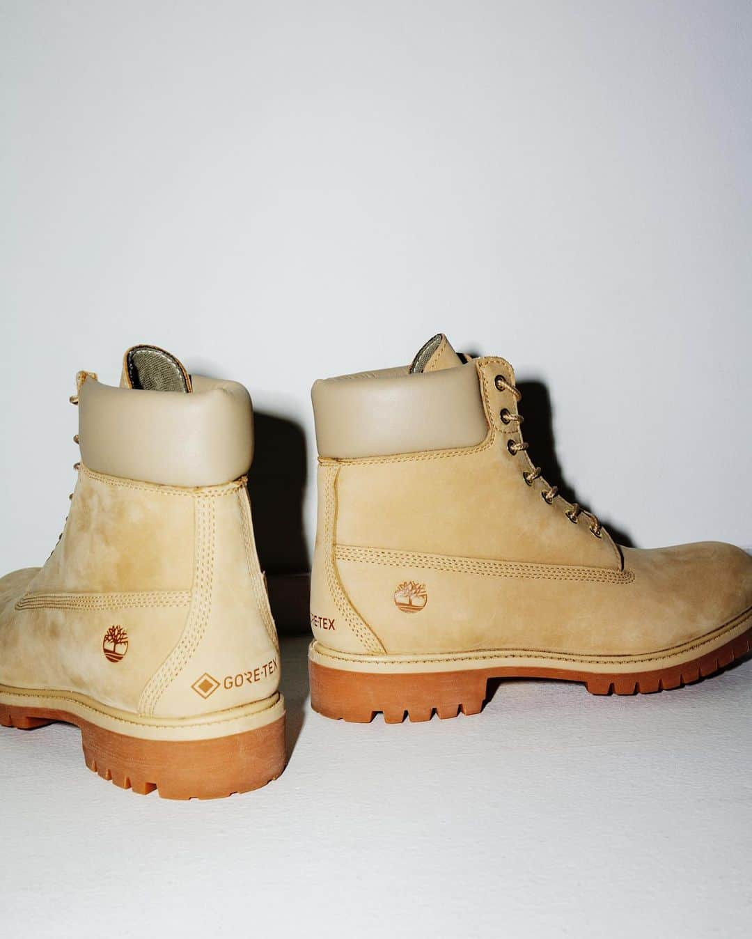 BEAUTY&YOUTH UNITED ARROWSのインスタグラム：「▼ビューティー＆ユースでしか購入出来ない別注アイテムが発売！  ＜Timberland for BEAUTY&YOUTH＞  ゴアテックス®︎を搭載した〈ティンバーランド〉の6インチブーツを〈ビューティー&ユース〉が別注。シャープな印象のナローラストを採用し、アッパーカラーはイエローヌバックからベージュヌバックに変更。さらに履き口のレザーやシューレースもアッパーと同色にすることで、ブランドのアイデンティティはそのままに、大人が履ける一足にブラッシュアップしました。  ブーツ ¥36,300-  #BEAUTYANDYOUTH #ビューティーアンドユース  #UNITEDARROWS #ユナイテッドアローズ  #timberland  #ティンバーランド   —BY STORE ACCOUNT— MEN @beautyandyouth_men_store」