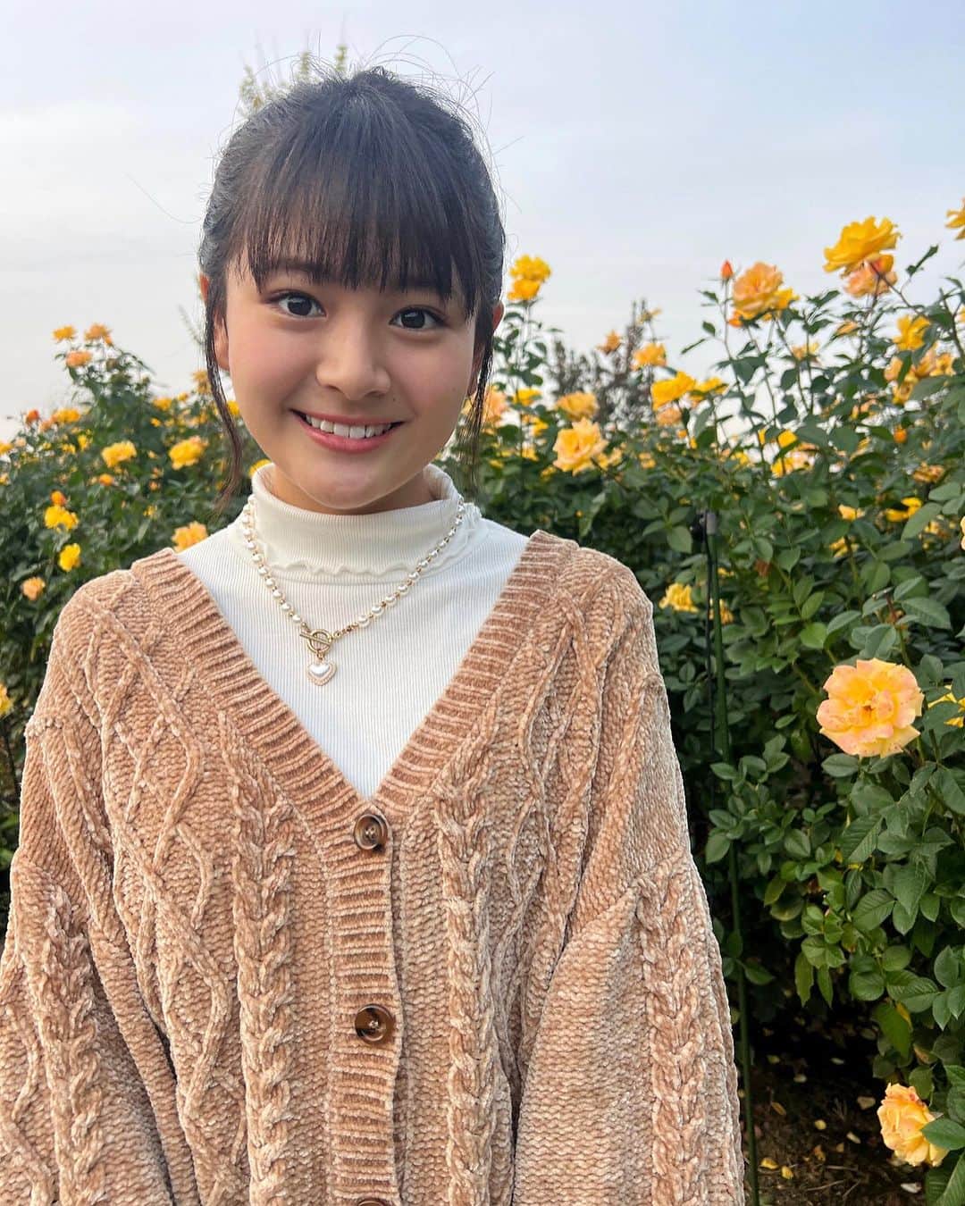 伊與田綾音のインスタグラム：「今日は早目の投稿🕚 ポッキーの日だから11時✨ このお花なんていうお花？ わかる人いますか？️ ☺️  #ポッキーの日」