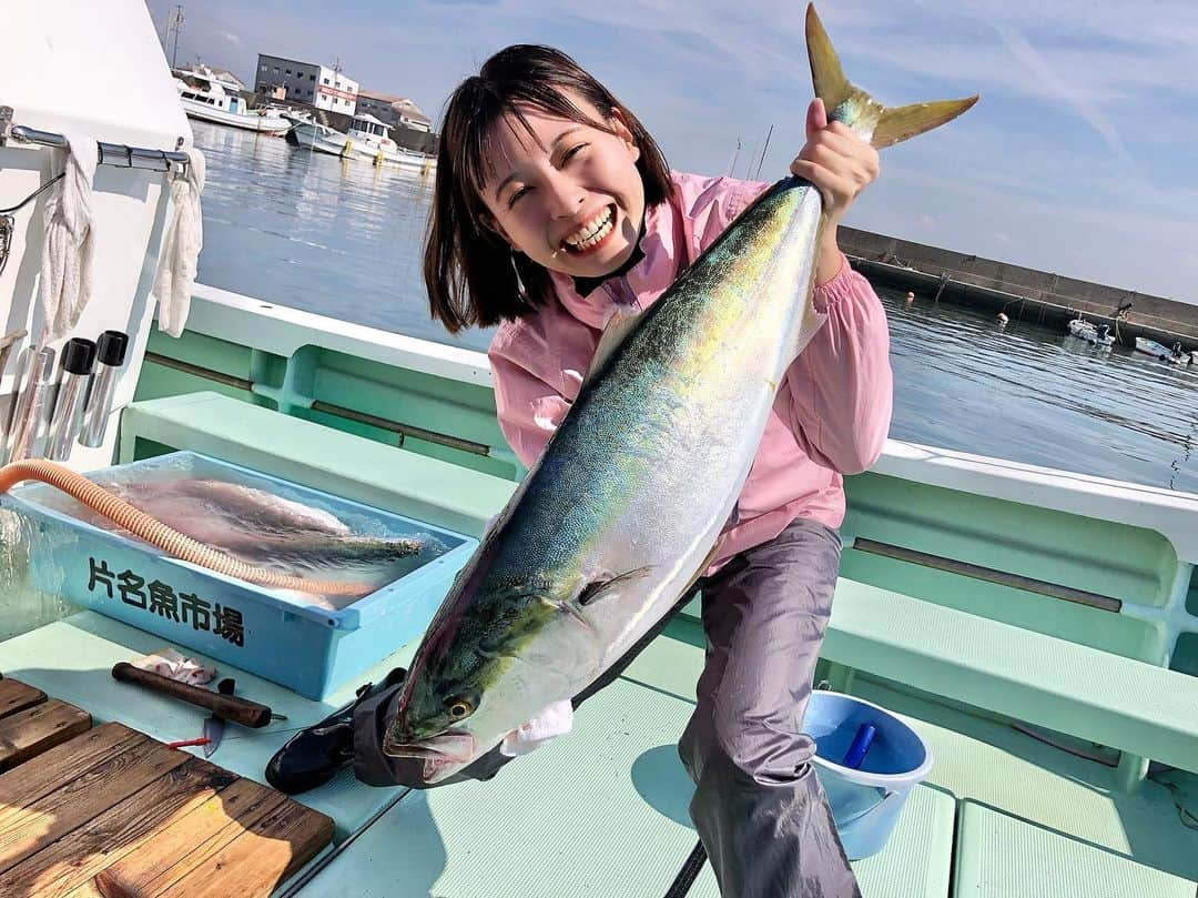 望木聡子のインスタグラム：「#ドデスカプラス #でらウマハンター 前回の #釣果 🎣  #ブリ #ワラサ #もみじ鯛 が釣れました！ まるまると脂の乗ったブリを持ってみると 生まれたての小鹿に…ﾌﾟﾙﾌﾟﾙ  海と漁師の皆さんに育てていただき 望木、たくましく成長しております。  #体力限界突破サバイバー #釣り #釣りスタグラム #釣り女子 #釣りガール #メーテレ #アナウンサー #メーロメロアンバサダー #望木聡子」