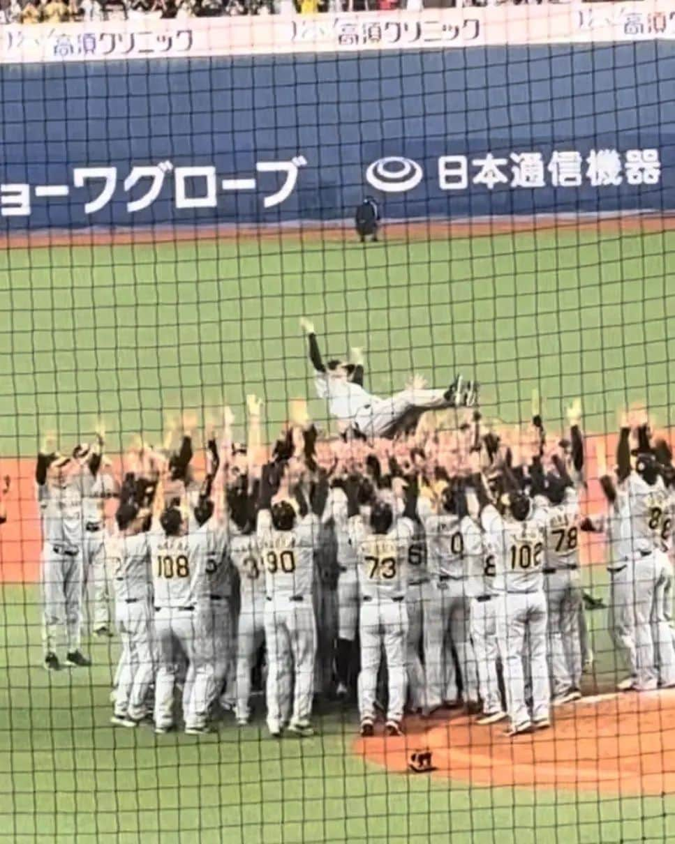 川原ちかよさんのインスタグラム写真 - (川原ちかよInstagram)「阪神タイガース🐯が38年ぶりに日本一になった日⑤  6-0の展開は、予想をしておらず。 それはそれで、なんだか落ち着かない感じも😅 選手たちとそうだったように、 これまでの6試合が、本当に互角の戦いで、野球のおもしろさを改めて教えてくれる試合だったから、 ファンもお互いリスペクトの気持ちを持ってるって言うのが、 球場全体から伝わってました。  でも、こちら38年ぶり。 ちょっとなんかおかしい感じはもちろんあって(笑) トイレに並びながら、電話していて(LINE、SNSほぼ繋がらない状況)、 「渡辺謙は見つけられてへんねん！」と私が言った瞬間、 スーーーっと声が通ったのか、 近くにいた、同じく電話してたおっちゃんが、 「そやねん。渡辺謙は見つけられてへんねーん。」と なぜか私の会話に反応してた(笑)  8回の表が終わった時に、後ろの19歳が呟く。  「あと、アウト6個で日本一か。」  日本一の瞬間は、どうなるんだ！？ 「ヤバイ」「エグい」「マジか」 もはや、何がヤバくて、何がエグいのかわからんけど、　 たぶん、マジやで。  9回の裏。 マウンドには桐敷。 本当なら、桐敷→湯浅→岩崎だったのだろうけど、 桐敷がランナー出したものの、 次のバッターをダブルプレーに打ち取ったので、 いきなりの岩崎！ 初球、頓宮がホームラン⚾ まぁまぁまぁ、ここで呼吸をし直そう。  とか言ってる間に、その瞬間がやってきました。  ノイジーのスリーランホームランの時の盛り上がりから考えると、 京セラドームで、モッシュダイブが起こっても不思議じゃねー！と思っていたのですが(笑)  時代は38年前とは変わっています。　 今は2023年。 あの頃は昭和だったけど、今は令和。  阪神ベンチの真上である私達周辺は特にだったのかも知れませんが、 胴上げの瞬間を逃すものか！！と、 一斉にスマホ、カメラのスタンバイ(笑)  そっか、そやな。 私は中の人に撮影は任せ(笑) 飛んでましたが😆  あー、日本一✨これが日本一。 アレのアレ。  試合前に頼む！と言っていた2時間45分とはいかなかったけど、 セレモニーまで十分見られる時間に試合が終わり、 なんだか完璧な第7戦⚾と思いながら、歓喜の輪を見つめておりました。  MVPの発表は、ずいぶんと"ため"があったので、 糸原が笑いを取っていたり、 試合以外のいろんなシーンでも、阪神のチームワークのよさ、雰囲気のよさが表れてました。  先日、中日の大野投手が「選手の力の差もあるだろうけど、いろんなところで大差をつけられた」と言っていましたね。 四球を選ぶことも査定に繋がると言う例もあげてましたが、 やはり、もちろんプロ。 1打席ごと、1球ごと、評価に繋がるのと繋がらないのでは、 モチベーションも全然違うでしょう。  近本がMVPに選ばれ、 「三井住友銀行より100万円、 株式会社ローソンより100万円、、、」とアナウンスされていくと、 近くにいた小学生ぐらいの女の子が「近本、何百万円？？😵」と呟やいていた。 お金じゃない。 いや、お金だけじゃない。 でも、プロとして正しく、ちゃんと評価されることはとても大事。 近本はシリーズ打率4割8分。 ご褒美の700万円なんやで、とまでは言いませんでしたが😅  阪神タイガース🐯 38年ぶりの日本一‼️ これは黄金時代の幕開けだ‼️  #阪神タイガース #日本シリーズ #アレのアレ」11月11日 10時54分 - chikayo_baby