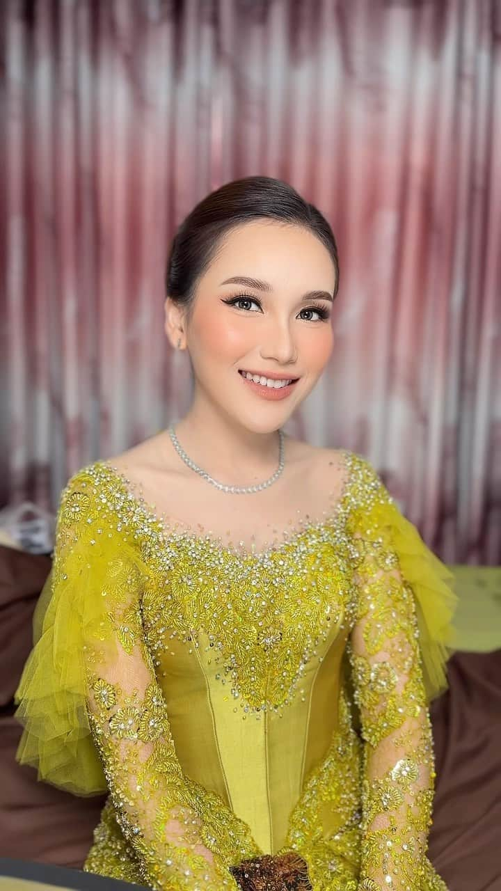 アユ・ティンティンのインスタグラム：「Coba tebak berapa lama aku makeupin teh @ayutingting92 👆🏻? . . . Hairdo @bebyoniel_  Kebaya @ayungberinda  Team @alfianos @rullymoechtar @witriarinjani_makeup @fajarmb_ @ezzasyahreza @iyoung_tita  Lash @cillialash x @adi_rustana  Compact @ran_cosmetic_indonesia @natchabeauty.id  Serum @haquhara  ______________________________________________ #akadnikah #ayutingting #kebaya #inspirasikebaya #muajakarta #muabandung #aytinglicious #muaindonesia #ootd #inspirasipernikahan #inspirasiwedding」