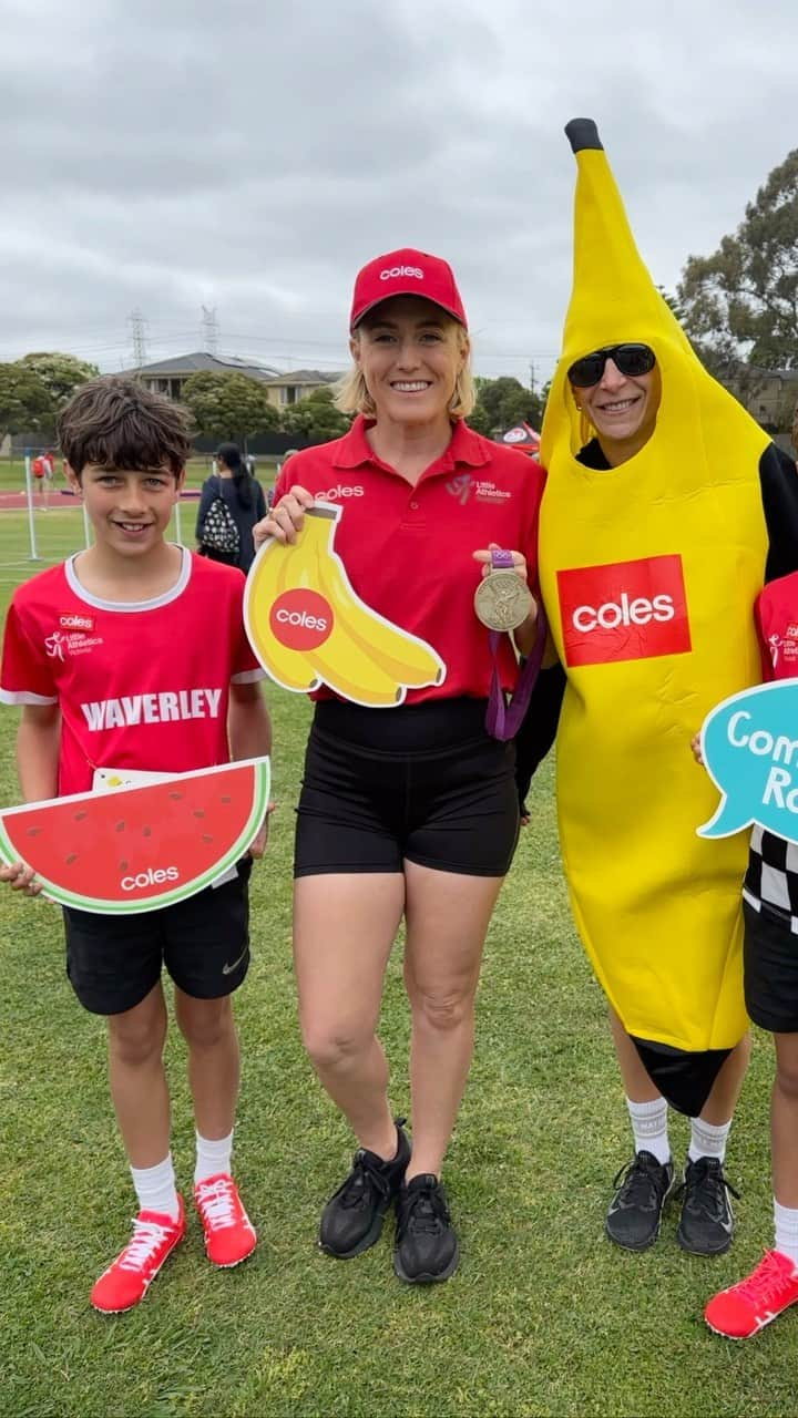 サリー・ピアソンのインスタグラム：「HAPPINESS Is what I feel when I give back to our grassroots sports. Partnering with Coles has given me the chance to travel the country to meet all the aspiring Little Athletics athletics in the #colescommunityround to help motivate and inspire them to  be active and healthy! Make sure you eat your fruit 🍌 and vegetables 🥕 kids! It helps in the long run!」