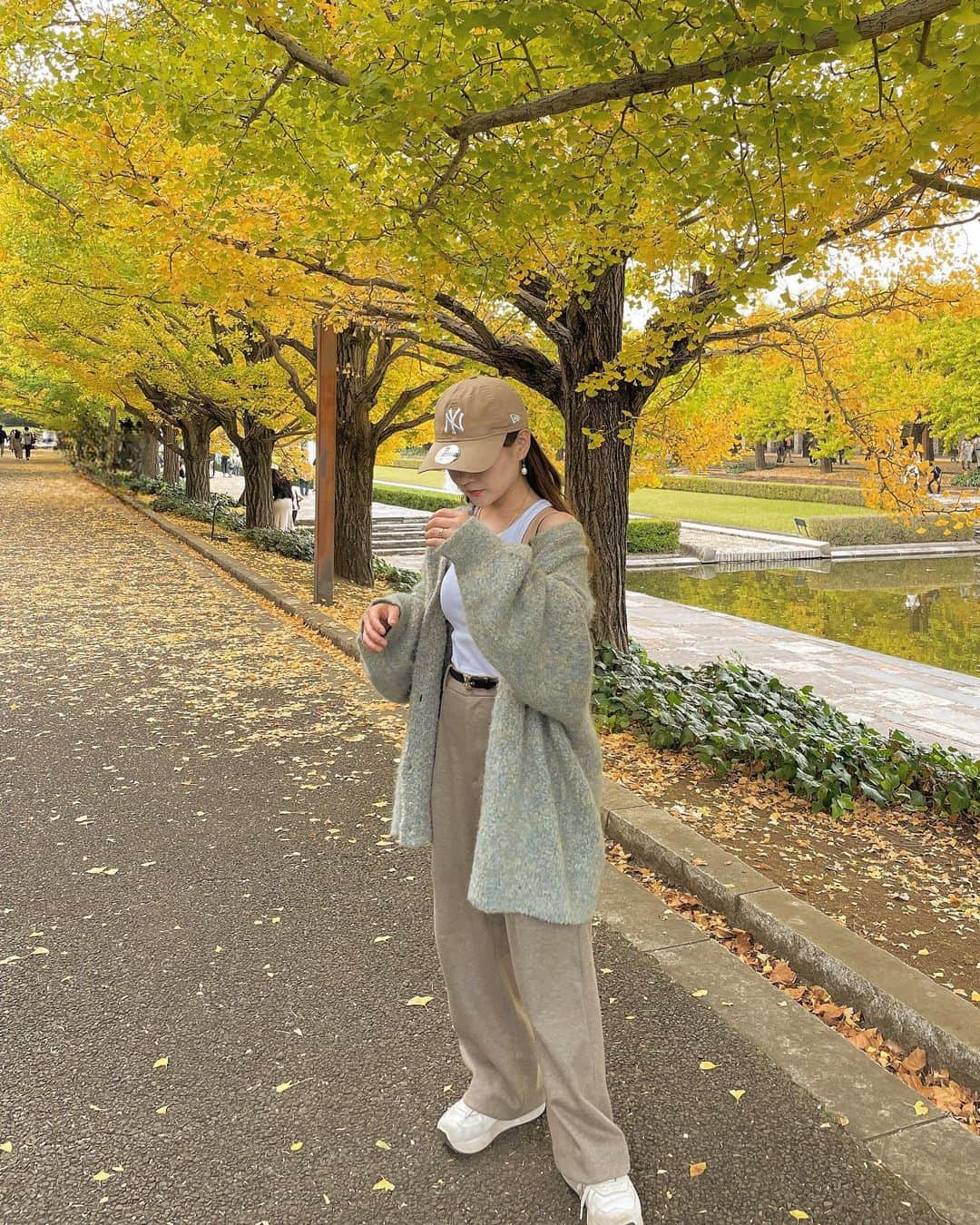 大田くるみのインスタグラム：「公園が気持ちいい季節だね🍂  自転車借りてサイクリングして 短そうな秋を楽しみました🤣  涼しい日にコーヒー飲みながら歩くのが 私の中で1番の至高なんだけど 「コーヒー飲みたい」って言いすぎて 旦那に、このカフェイン中毒が！と吐き捨てられた日w  休日は動きやすいパンツと 日差し避けのキャップが定番♡ . . . #低身長コーデ #tiptop_pocket  #tipコーデ」