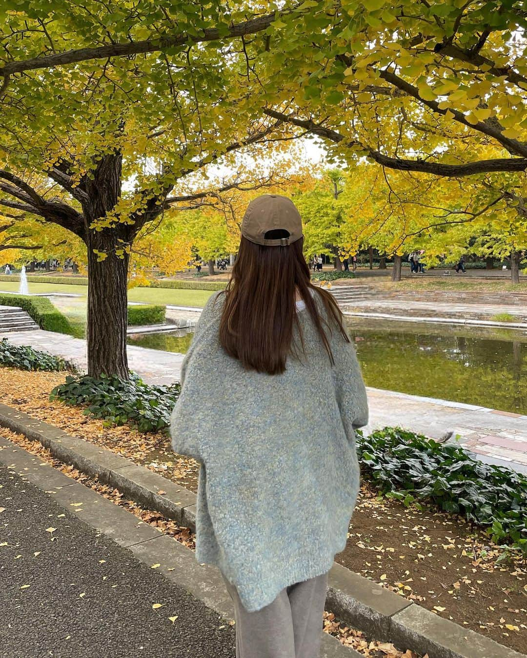 大田くるみさんのインスタグラム写真 - (大田くるみInstagram)「公園が気持ちいい季節だね🍂  自転車借りてサイクリングして 短そうな秋を楽しみました🤣  涼しい日にコーヒー飲みながら歩くのが 私の中で1番の至高なんだけど 「コーヒー飲みたい」って言いすぎて 旦那に、このカフェイン中毒が！と吐き捨てられた日w  休日は動きやすいパンツと 日差し避けのキャップが定番♡ . . . #低身長コーデ #tiptop_pocket  #tipコーデ」11月11日 10時58分 - kurumimi1113