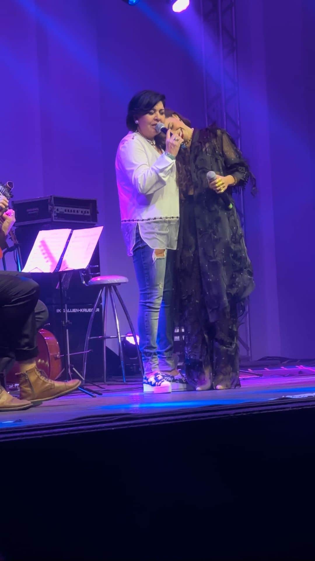 Roberta Mirandaのインスタグラム：「@biacaboz  que prazer estar com vc no seu show!! SP te recebeu com muito amor !! #cabecinhanoombro clip a caminho !!!」