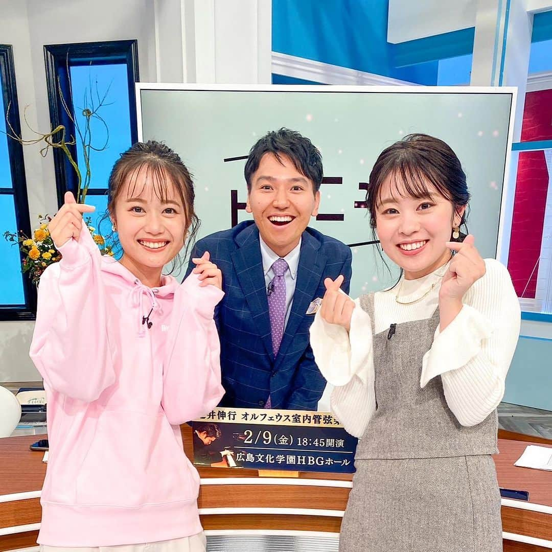 広島ホームテレビ「HOME NEXT neo」さんのインスタグラム写真 - (広島ホームテレビ「HOME NEXT neo」Instagram)「野村です！  昨日の写真✨  後ろのピタニューのプラズマと吉弘アナの相性がよく合成かのようにも見えますが… 3人で撮りました！🤣  初めてのMC代打で緊張しましたが、 隣には吉弘アナ、勝ちグセでは岡本アナがいて安心して進められました☺️🫧  #ピタニュー #広島ホームテレビ  #吉弘翔 アナ#岡本愛衣 アナ#野村舞」11月11日 10時59分 - home.announcers