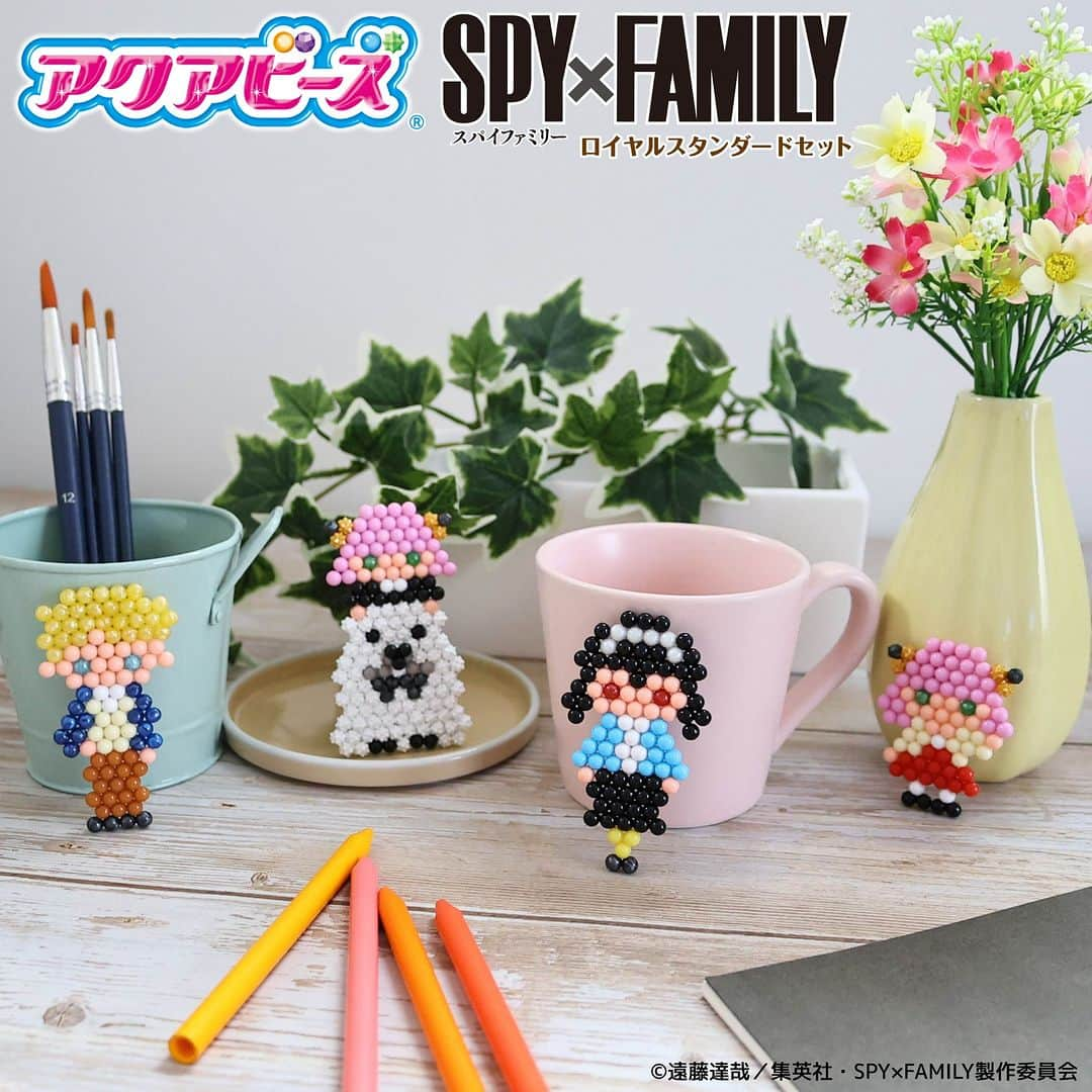 アクアビーズ公式のインスタグラム：「TVアニメ『SPY×FAMILY』のキャラクターたちのアクアビーズ作品をたくさん作ってお部屋に飾ってみました✨  インテリア小物と一緒に飾るだけで、お部屋がにぎやかな雰囲気になりますね🎵  こちらの作品は、アクアビーズ『SPY×FAMILY ロイヤルスタンダードセット』で作ることができます。  アクアビーズの作り方は、イラストシートに合わせてビーズを並べてお水をかけるだけ♪  作品を作るのに必要なフリップビーズトレイ、Wアクアビーズペン、きりふきがついているので、このセットだけですぐに遊べます😊  大きな作品や小さくてキュートな作品など、いろいろなアーニャ、ロイド、ヨル、ボンドを作って飾って、お部屋をかわいくアレンジしちゃおう🌟  ⭐発売中⭐ アクアビーズ『SPY×FAMILY ロイヤルスタンダードセット』  商品の詳細はアクアビーズ公式ウェブサイトの「商品カタログ」ページをチェックしてね👀  ※「アクアビーズ」は対象年齢6歳以上です。  #アクアビーズ #aquabeads #ビーズ #beads #おうち遊び #おうち時間 #エポック社  #スパイファミリー #SPY_FAMILY」