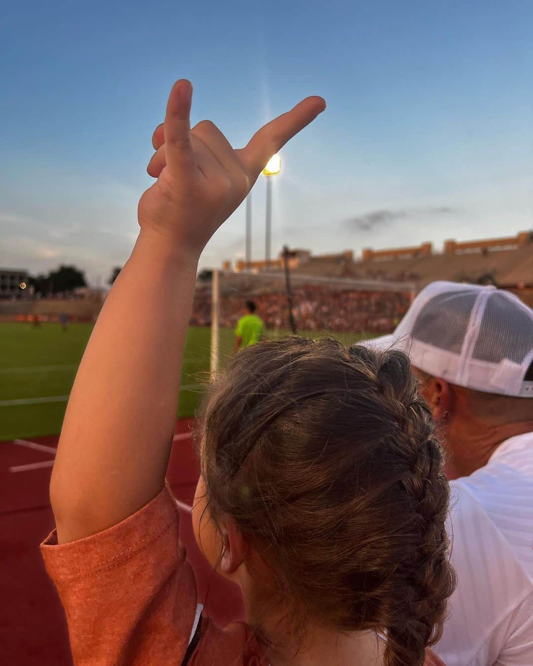 セルヒオ・ガルシアのインスタグラム：「Late from last, but just want to reinstate my favorite weekends are Longhorn weekends with my favorite humans. 🫶🏼🤘🏼」