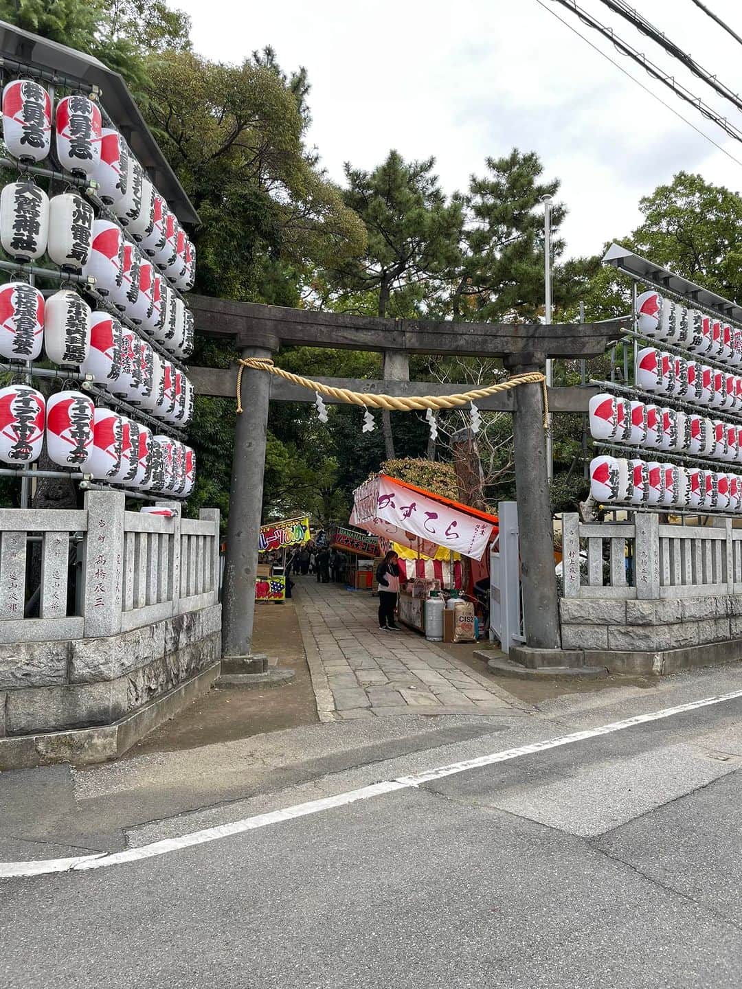佐々木みすずのインスタグラム：「こんにちは😃  本日は酉の市と言う事で  行って来ました、大鷲神社😊  今日は11月11日で、なんと  御朱印の番号も11番😊  神様が11と言う数字に  縁付けてくれてる予感😊  今日はハマショーの  コンサートで、横浜まで  行って来ます✨✨  風きついけど、この風で  厄が飛んでいくよ😉  今日も幸あれ🥰」