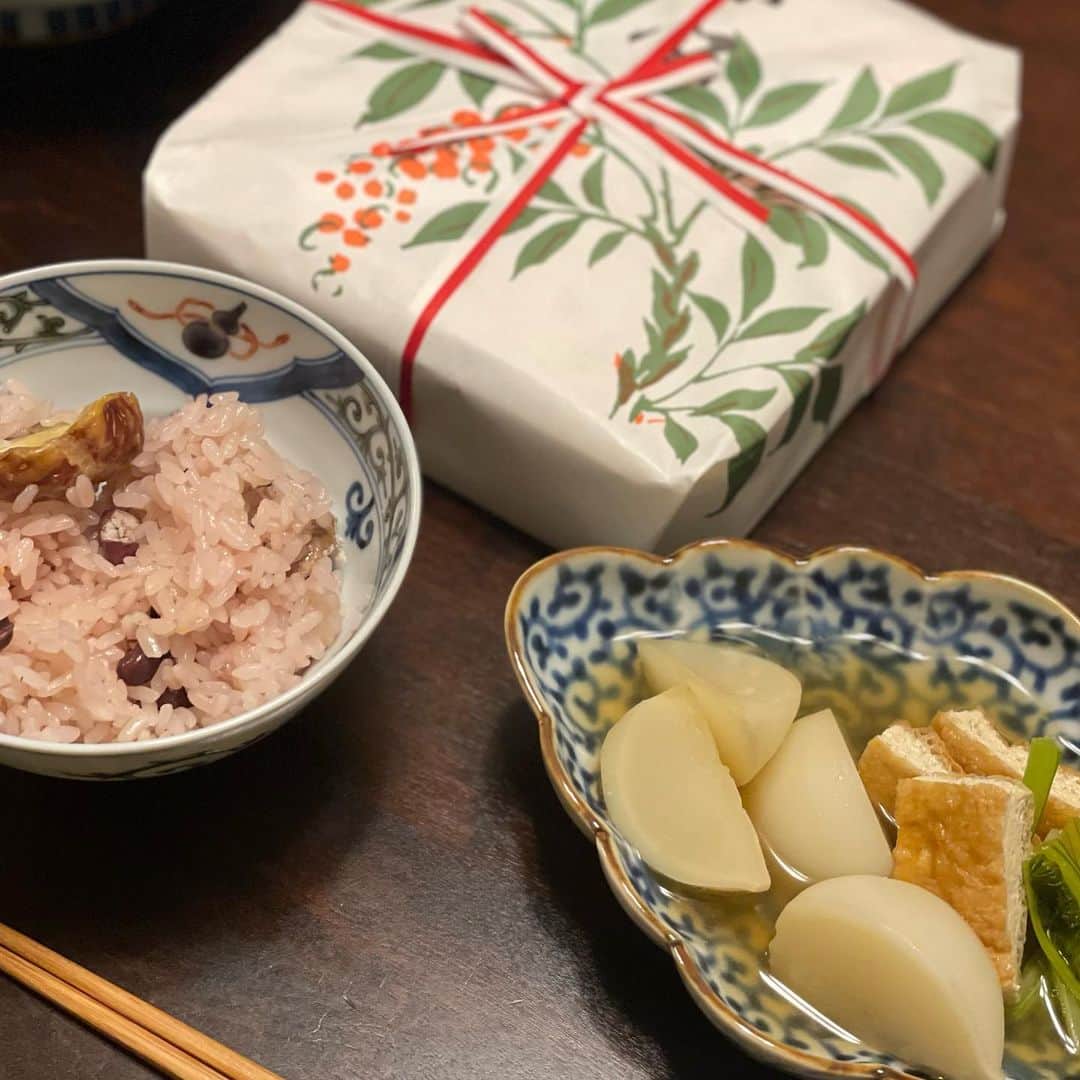 沢瀉美緒さんのインスタグラム写真 - (沢瀉美緒Instagram)「※ Rice with chestnuts 🌰  . @izumikimoto ちゃんにお裾分けしてもらって とっても美味しかった、栗赤飯🌰 . 先日京都に行った際、予約購入してきました😋 . お赤飯、苦手なんですが、ここの栗赤飯は別でした！ 鳴海餅のオンラインでも購入できるみたいなので 一度お願いしてみようかな。 . 栗もほっくほくで、季節が来るといただきたい ご飯でした。 . . #鳴海餅 #栗赤飯 #鳴海餅本店の栗赤飯 #chesnutrice #kyoto #京都 #秋の味覚」11月11日 11時12分 - mio_omodaka