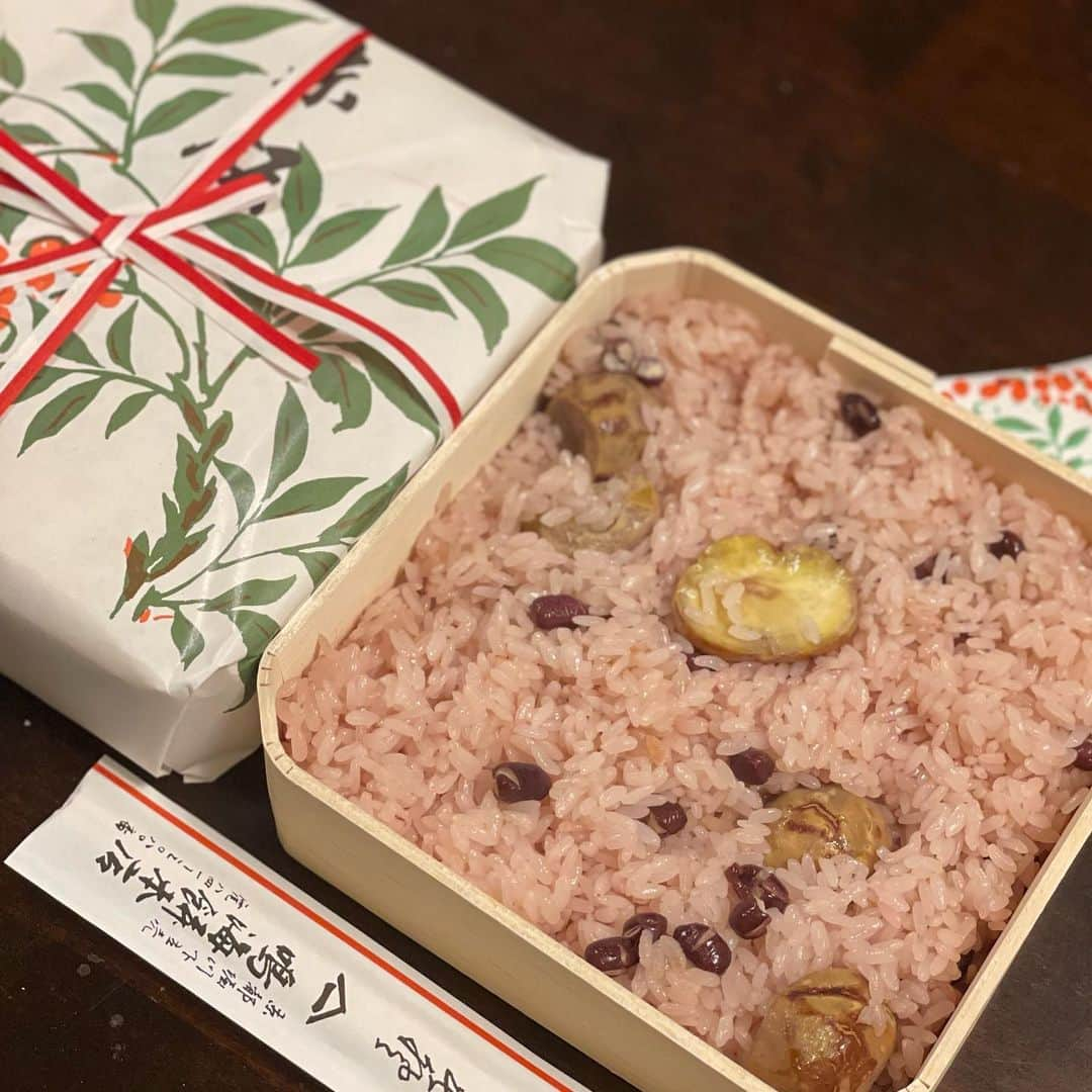 沢瀉美緒のインスタグラム：「※ Rice with chestnuts 🌰  . @izumikimoto ちゃんにお裾分けしてもらって とっても美味しかった、栗赤飯🌰 . 先日京都に行った際、予約購入してきました😋 . お赤飯、苦手なんですが、ここの栗赤飯は別でした！ 鳴海餅のオンラインでも購入できるみたいなので 一度お願いしてみようかな。 . 栗もほっくほくで、季節が来るといただきたい ご飯でした。 . . #鳴海餅 #栗赤飯 #鳴海餅本店の栗赤飯 #chesnutrice #kyoto #京都 #秋の味覚」