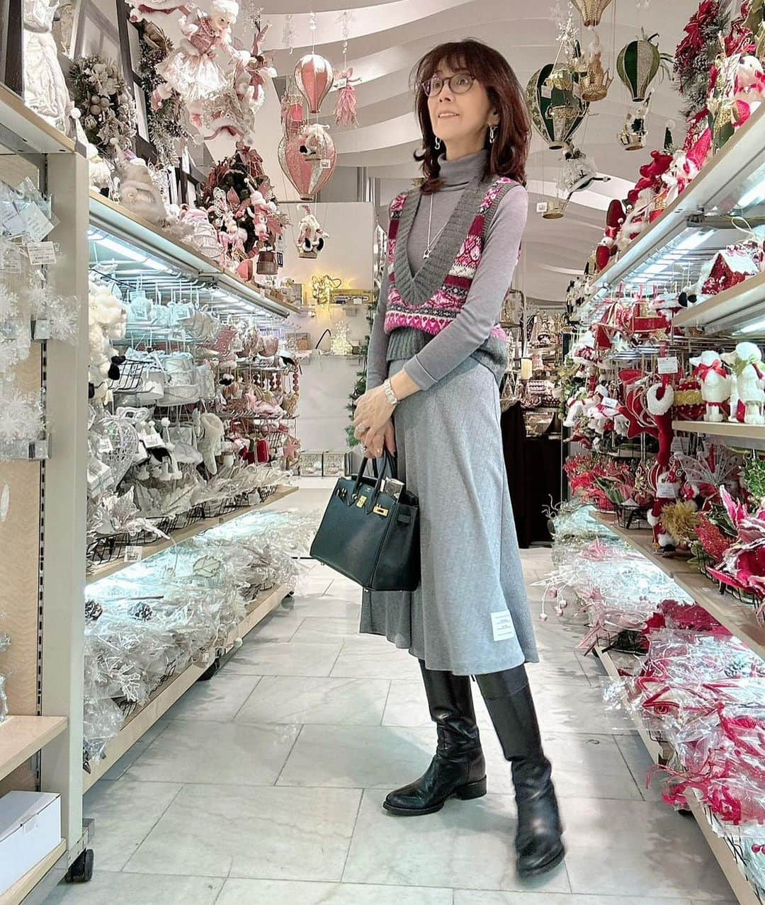 柏木由紀子さんのインスタグラム写真 - (柏木由紀子Instagram)「クリスマスグッズに心躍る この頃です。 気持ちが通じたのか オーナメントたちと リンクコーデになりました🎄 グレー🩶の上下に またまた😂むかーしのベストを合わせてみましたよ😊 インフル、風邪、流行の兆しとのこと お身体ご自愛ください！ すてきな週末を💓  　  #柏木由紀子ファッションクローゼット 扶桑社より 好評発売中！ 新刊は12月13日発売。ご予約受付中です。 全て私物 (ブランド詳細掲載あり)  #発売前重版 好評につき第二弾12月発売予定！  #坂本九音楽事務所 #坂本九 #坂本九柏木由紀子 #シニアファッション #シニア世代のファッション番長 #75歳 #70代コーディネート #60代コーディネート #50代コーディネート #柏木マダム #カシワギマダム #由紀子巻き #60代ヘアスタイル #over70woman #age75 #over70fashion #over70outfit #grandmother  #70代ファッション #60代ファッション #トイプードル #ageless #agelessfashion」11月11日 11時17分 - yukiko_kashiwagi