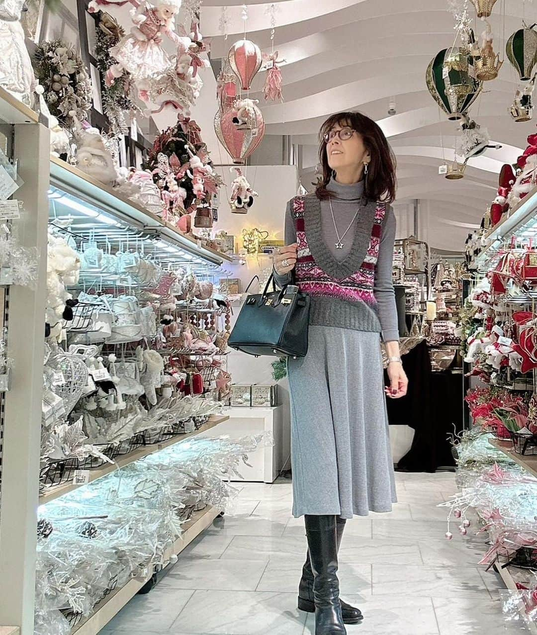 柏木由紀子さんのインスタグラム写真 - (柏木由紀子Instagram)「クリスマスグッズに心躍る この頃です。 気持ちが通じたのか オーナメントたちと リンクコーデになりました🎄 グレー🩶の上下に またまた😂むかーしのベストを合わせてみましたよ😊 インフル、風邪、流行の兆しとのこと お身体ご自愛ください！ すてきな週末を💓  　  #柏木由紀子ファッションクローゼット 扶桑社より 好評発売中！ 新刊は12月13日発売。ご予約受付中です。 全て私物 (ブランド詳細掲載あり)  #発売前重版 好評につき第二弾12月発売予定！  #坂本九音楽事務所 #坂本九 #坂本九柏木由紀子 #シニアファッション #シニア世代のファッション番長 #75歳 #70代コーディネート #60代コーディネート #50代コーディネート #柏木マダム #カシワギマダム #由紀子巻き #60代ヘアスタイル #over70woman #age75 #over70fashion #over70outfit #grandmother  #70代ファッション #60代ファッション #トイプードル #ageless #agelessfashion」11月11日 11時17分 - yukiko_kashiwagi