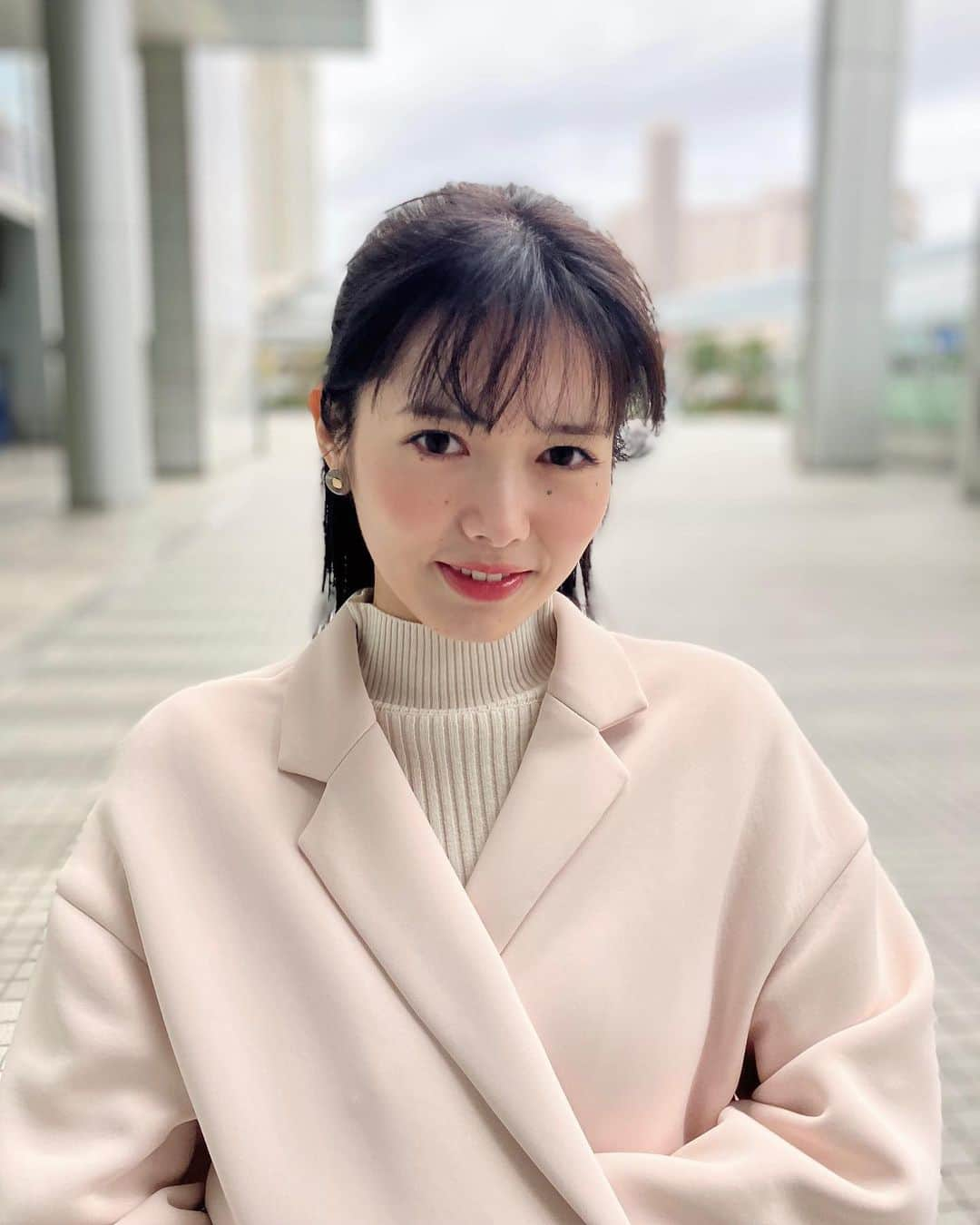 谷尻萌さんのインスタグラム写真 - (谷尻萌Instagram)「おはようさん☺️ 体調はどうですか？🙌  今朝のお台場は 北風ビュービューやったわ〜🥺 そして寒いです！！🥶 今シーズン一番の強い寒気が 入ってきているだけあって 空気が冷たいわ〜！ 近畿地方では木枯らし1号が 発表されたそうだよ！ 冬物の準備しといてな🧥🧣  北海道では大雪に警戒して下さい☃️ 日本海側では明日、日曜日など お天気荒れそうやから気をつけてや！☔️  今日11月11日は きりたんぽの日！麺の日！チーズの日！ なんやて。 寒いからあったかいお鍋とか 食べたいな〜🍲  ほな楽しい土曜日になりますように💕  この後13:00からのABCラジオ📻 土曜日やんなぁ？も是非聴いてな〜✨  #めざましどようび #お天気キャスター #めざど食堂 #ヒント出し」11月11日 11時27分 - tanijiri_moe