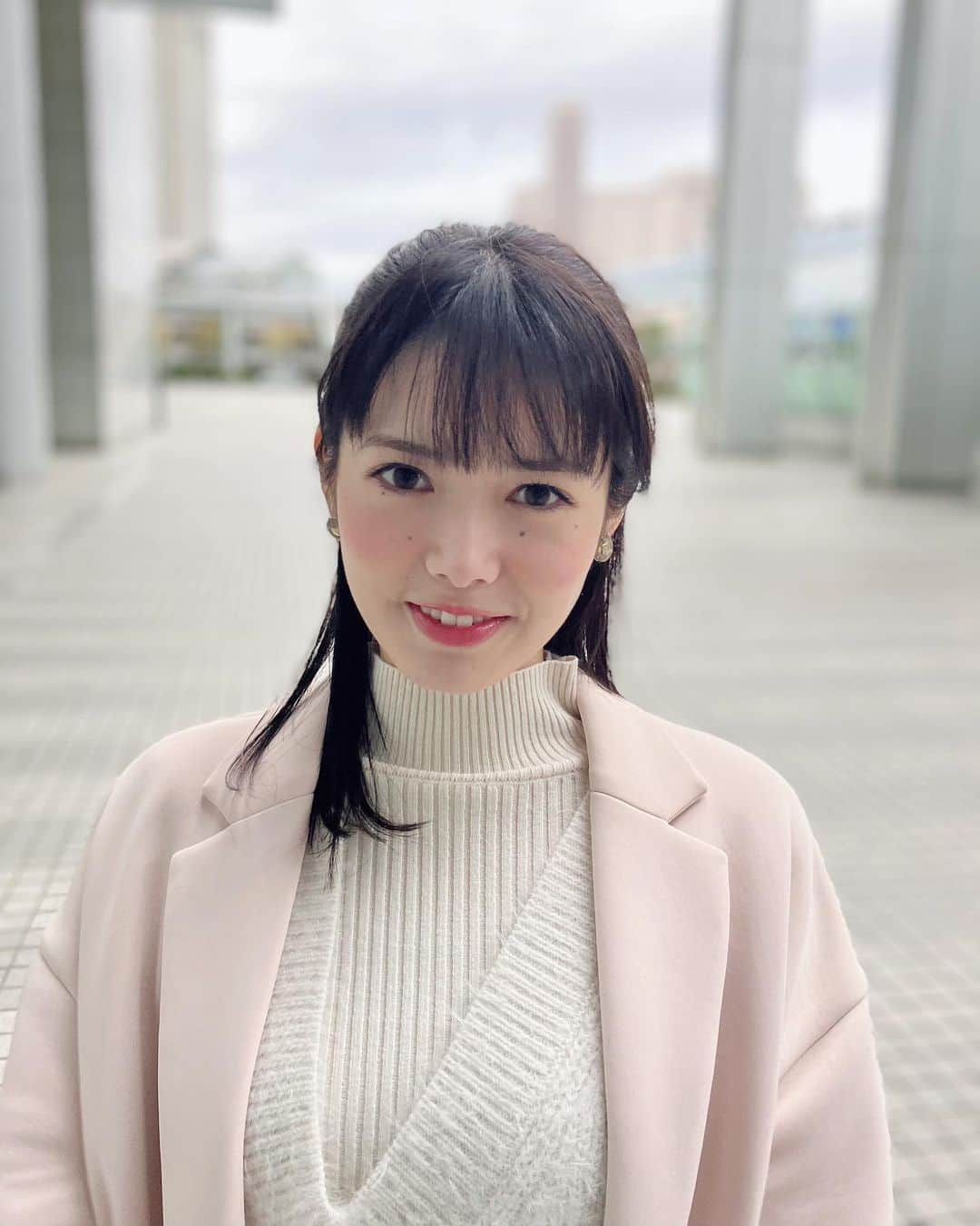 谷尻萌のインスタグラム：「おはようさん☺️ 体調はどうですか？🙌  今朝のお台場は 北風ビュービューやったわ〜🥺 そして寒いです！！🥶 今シーズン一番の強い寒気が 入ってきているだけあって 空気が冷たいわ〜！ 近畿地方では木枯らし1号が 発表されたそうだよ！ 冬物の準備しといてな🧥🧣  北海道では大雪に警戒して下さい☃️ 日本海側では明日、日曜日など お天気荒れそうやから気をつけてや！☔️  今日11月11日は きりたんぽの日！麺の日！チーズの日！ なんやて。 寒いからあったかいお鍋とか 食べたいな〜🍲  ほな楽しい土曜日になりますように💕  この後13:00からのABCラジオ📻 土曜日やんなぁ？も是非聴いてな〜✨  #めざましどようび #お天気キャスター #めざど食堂 #ヒント出し」