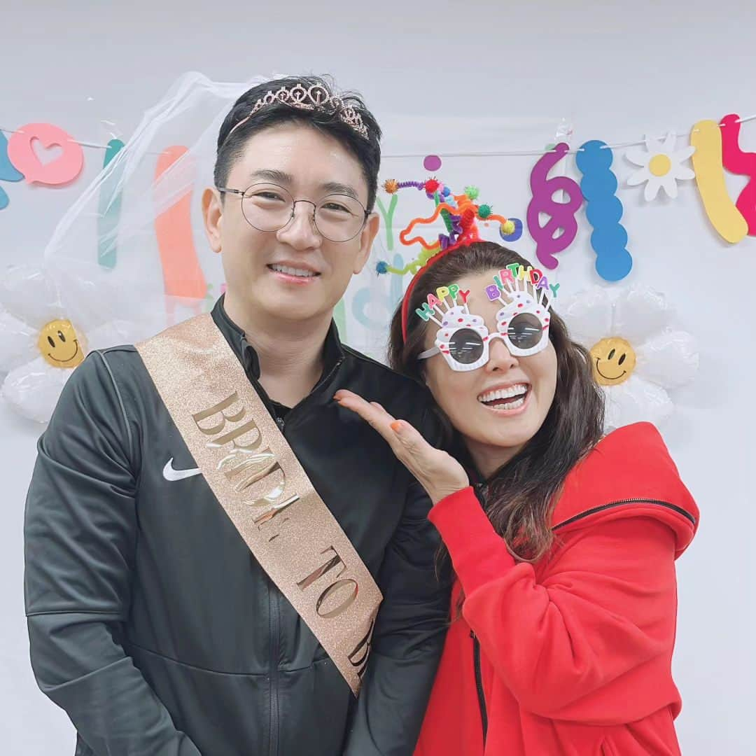 ホン・ジミンのインスタグラム：「빼빼로 데이인 오늘은 도서방 생일 🧡💜  면사포가 어울리는 도스방  같이 운동하는 엄마들 덕분에 면사포 생애 두번째로 섰어요  ㅎㅎㅎ  면사포가 무척 잘 어울리는 도스방 💕  깜짝 이벤트 해준 우리 운동 멤바들 너무 감사하고 사랑해요🧡🧡💜💕💕💜  생일날 천안 맘마미아를 하고 있어 미안해요 여봉 🧡💕💜생일 축하해용 🧡  내일 좋은 밥 함께 묵어용 🧡💕💕💜  #도스방 #생일 #면사포 #감사  #탑핏30  #빼빼로데이」