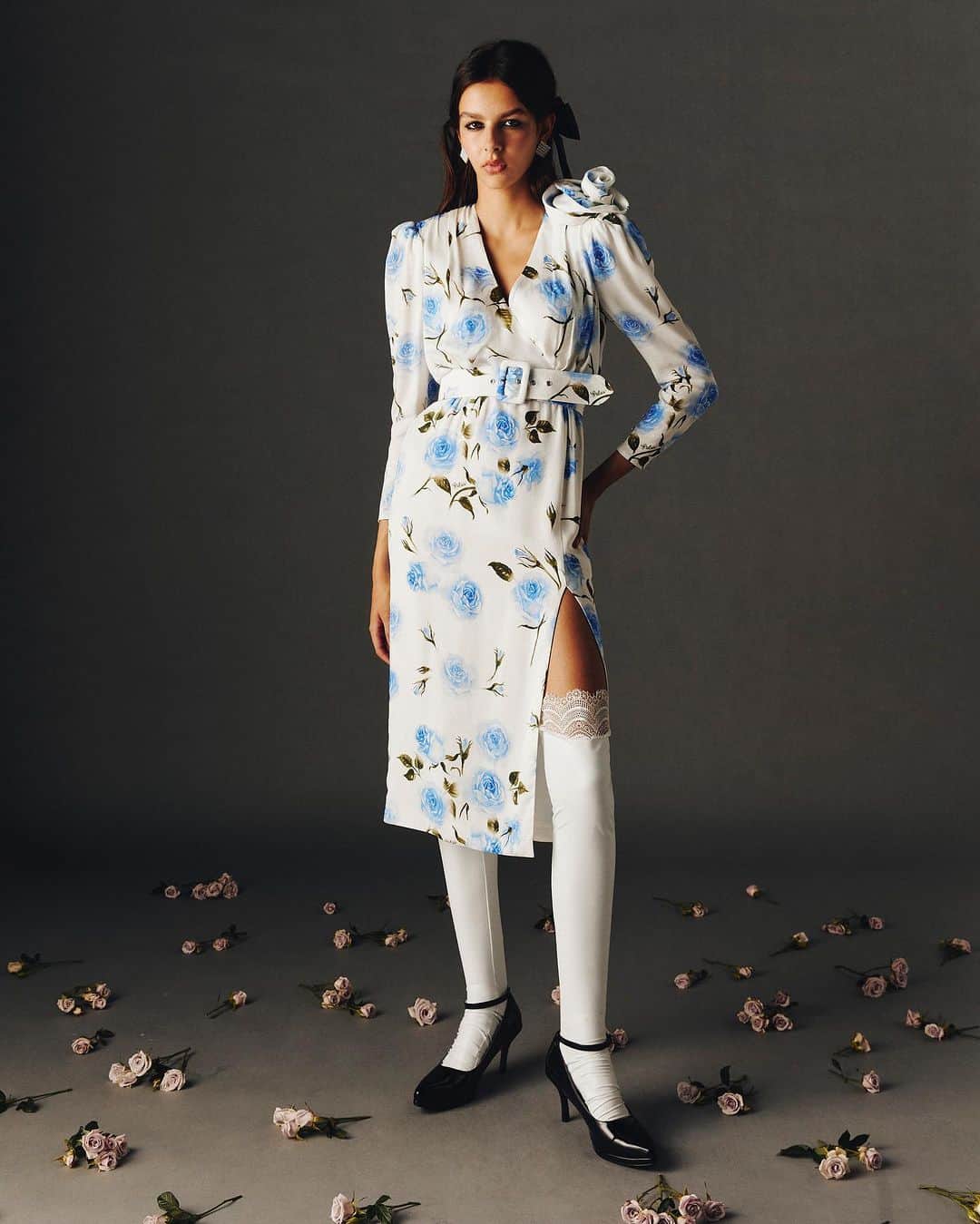 Sretsisのインスタグラム：「Curing our blues with “Midnight Blue” tea-length dress with hand-crafted rosette made with 100% rose fiber twill. Shop the look at Sretsis.com and all Sretsis Boutiques.」
