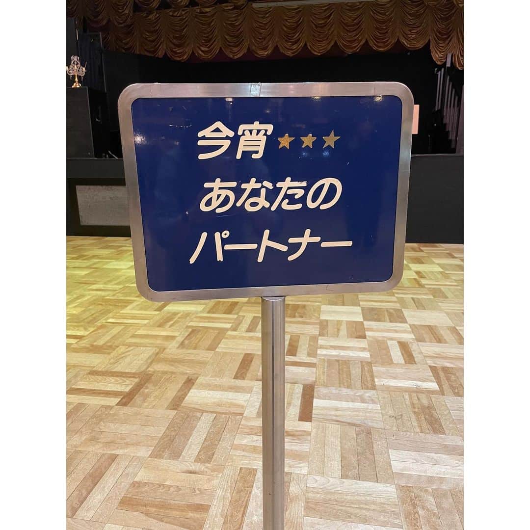 関取花のインスタグラム：「先日、 #関取二人三脚 ツアー東京公演の会場下見に行ってきました💃  一気にタイムスリップしたような気分になる最高の会場で、あんなこともできる、衣装もどうしようか…などと日々妄想が広がっています🕺  11/25(土)東京・ダンスホール新世紀で私と一緒に踊りましょ🎷12/09(土)京都・磔磔、12/10(日)名古屋 JAMMIN’もお待ちしております！(チケット現在一般販売中です)  最近のワンマンライブは、お客さんに"ライブに行く楽しみ"はもちろん、"その会場に行く楽しみ"も感じていただけたらと思って会場選びをしています🎪  ライブチケットって決して安いものじゃないので、だったらせっかくだし、みんなで会場まるごと非日常感とかを味わえたらなんかよくない？ってことで👧🏻週末そんな感じで楽しんだら、月曜からまた頑張れそうな気がするんです。」
