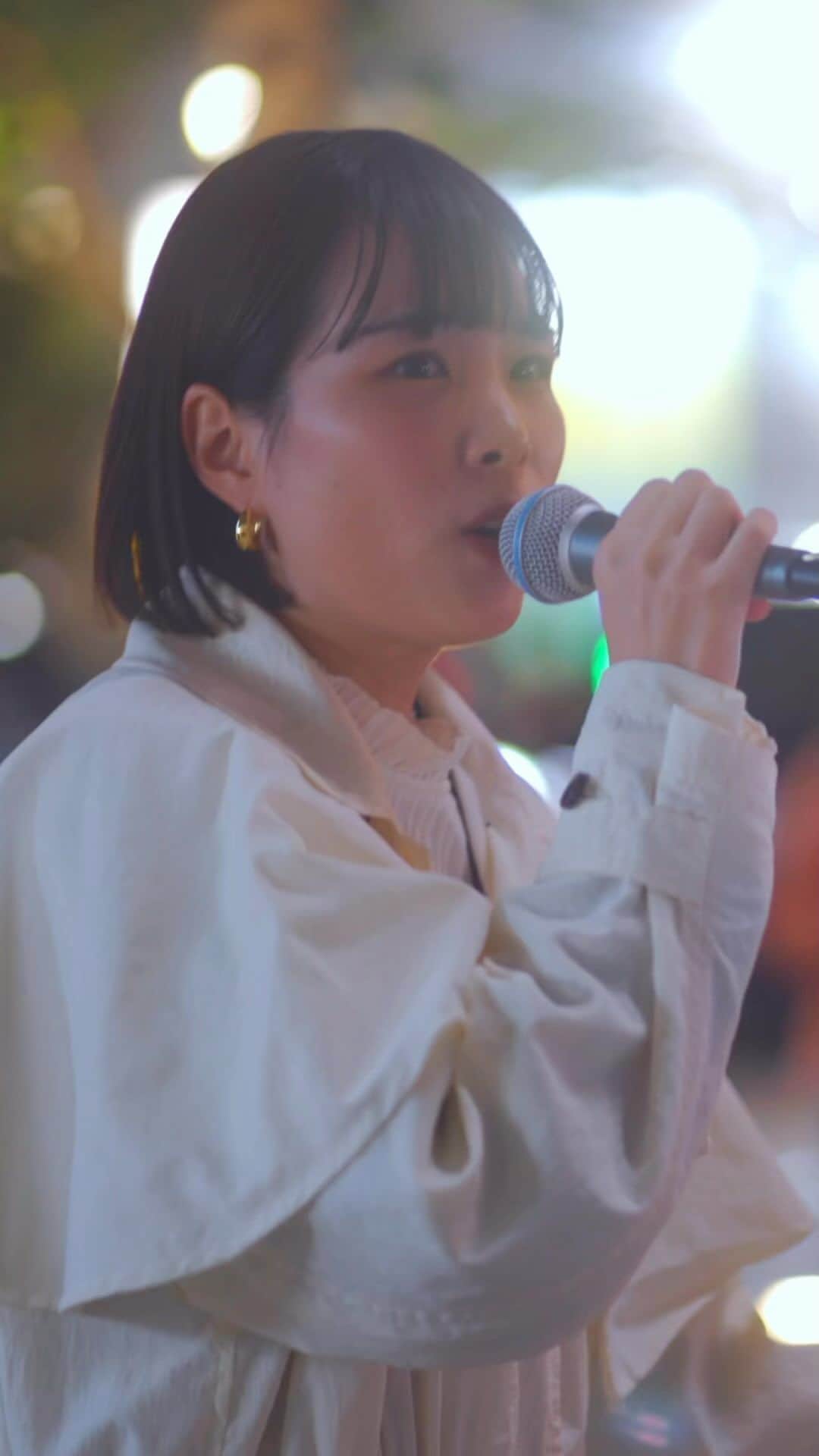 もっちゃんのインスタグラム：「我愛你。好きになってく、今君と目が合ってさ。 #ハッピーエンディング #結美 #オリジナル #歌うま #路上ライブ #フォロワーさんに感謝」