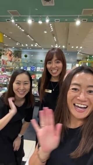 Belle Vie Hawaiiのインスタグラム：「ベルヴィーからインスタライブお届けしました😆 皆さまにハワイを感じていただけると嬉しいです🌺 ハワイにこれからお越しになる方も日本からオンラインショップをご利用の皆さまも本当にいつも応援してくださりありがとうございます😊 それではまた次回🙌  #ハワイインスタライブ  #ハワイ旅行  #感謝」