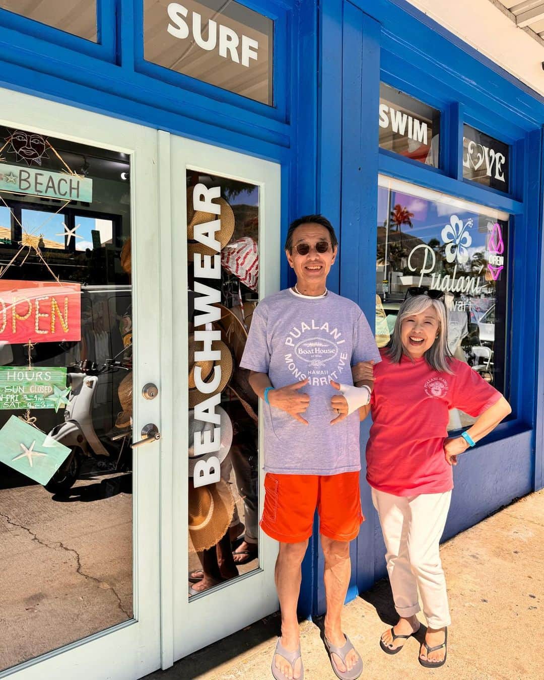Pualani Hawaii Beachwearのインスタグラム：「ご夫婦でコラボT着てアロハ〜🌺  仲良しなラブリーさんご夫妻、笑顔がとっても素敵です！  ご来店ありがとうございました🥰  #ハワイ限定 #hawaii #ハワイ #ハワイ旅行 #ハワイ土産 #ハワイ好きな人と繋がりたい #ハワイ購入品 #ハワイ好き #ハワイ暮らし #ハワイ情報 #ハワイお土産 #aloha #ハワイ旅 #ハワイ限定品 #ハワイショッピング#モンサラット#プアラニハワイ#ボートハウス#キャプテンサンタ#モンサラットアベニュー#プアラニハワイビーチウェア」