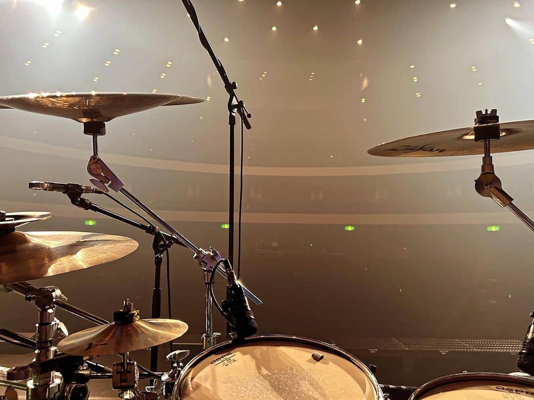 影丸さんのインスタグラム写真 - (影丸Instagram)「ホールツアー5本目仙台、ありがとうございました(🤩)  めっちゃ牛タンパワーで最高でした(🤩)  ずんだ餅もめちゃくちゃ食べた(😎)  写真は影丸視点  #ジグザグ最高 #sks #ジグザグ #ドラム #ドラムソロ #drums #drumsolo #drummer #drummerlife #pops #music #musician #songs #zildjiancymbals #yamahadrums #rohemadrumsticks #teamrohema #aspr #アサプラ #ead10」11月11日 11時29分 - kagemaru_zigzag