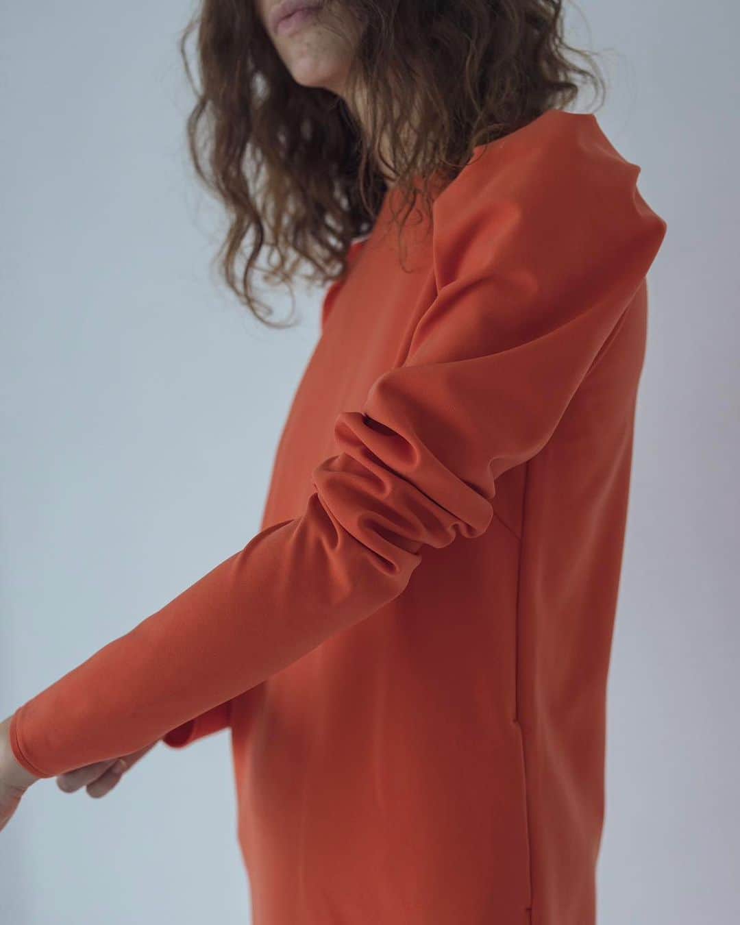 DRESSLAVEのインスタグラム：「. 【 TSURU by Mariko Oikawa in stock 】  ☑︎ Dorothee Color : black / orange  袖のボリュームが華やかでスタイリッシュなワンピース。 しっかりとした厚みと程よいストレッチ性のある素材が体のラインを拾いすぎず、美しいシルエットを表現。  スタイルアップを約束するIラインのワンピースは、コンパクトな見た目ながら着心地抜群。  【TSURU by Mariko Oikawa】 どこにもない美しい靴をという思いから生まれた日本発のブランド、TSURU by Mariko Oikawa。 シューズをメインにバッグ,ヘアアクセサリーなどその世界感を様々なTsuruとして展開しています。  商品の詳細・その他商品はプロフィールのURLよりご覧いただけます。  プロフィールはこちらから ▷  @dresslaveofficial   #DRESSLAVE #ドレスレイブ　 #23aw #23autumn #23winter #秋冬 #秋 #冬 #TSURU #tsurubymarikooikawa #dress #onepiece #ドレス #カラードレス #ワンピース」