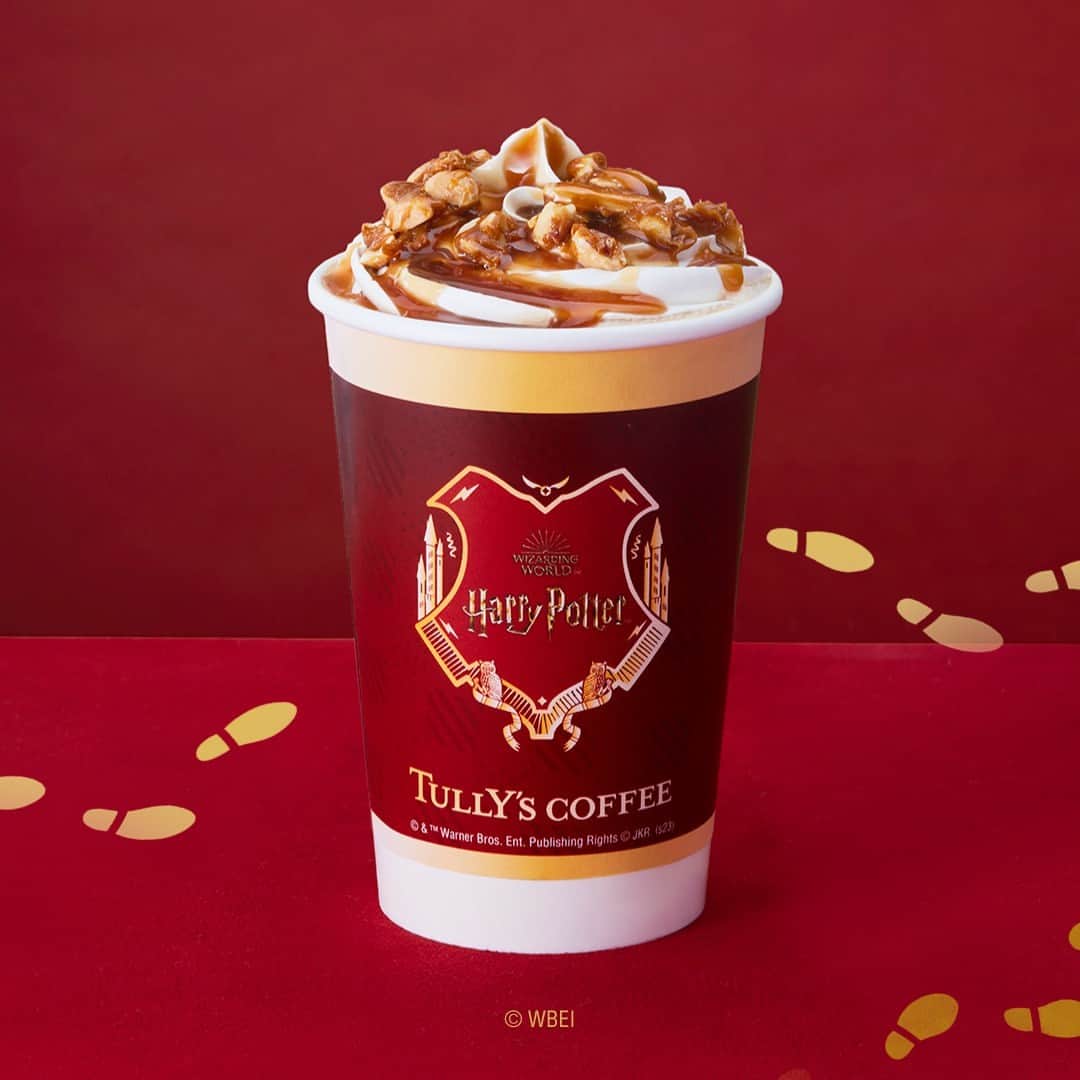 のインスタグラム：「🦉  ＊゜＿＿＿＿＿＿＿＿＿⚡  大好評発売中✨ #ウィーズリーナッツブリトルラテ  🏰＿＿＿＿＿＿＿＿＿＊゜  作中でロン・ウィーズリーの母モリ―がハリーへ贈ったクリスマスプレゼントとのひとつ、「ナッツブリトル」をモチーフにしたカフェラテ✨  ヘーゼルナッツの香ばしい風味と、 トッピングされたキャラメルナッツの食感が楽しめます。  タリーズ×ハリー・ポッターの世界観をぜひ店内でもお楽しみください🌟  #タリーズハリポタコラボ #タリーズ #ハリポタ #ハリーポッター」
