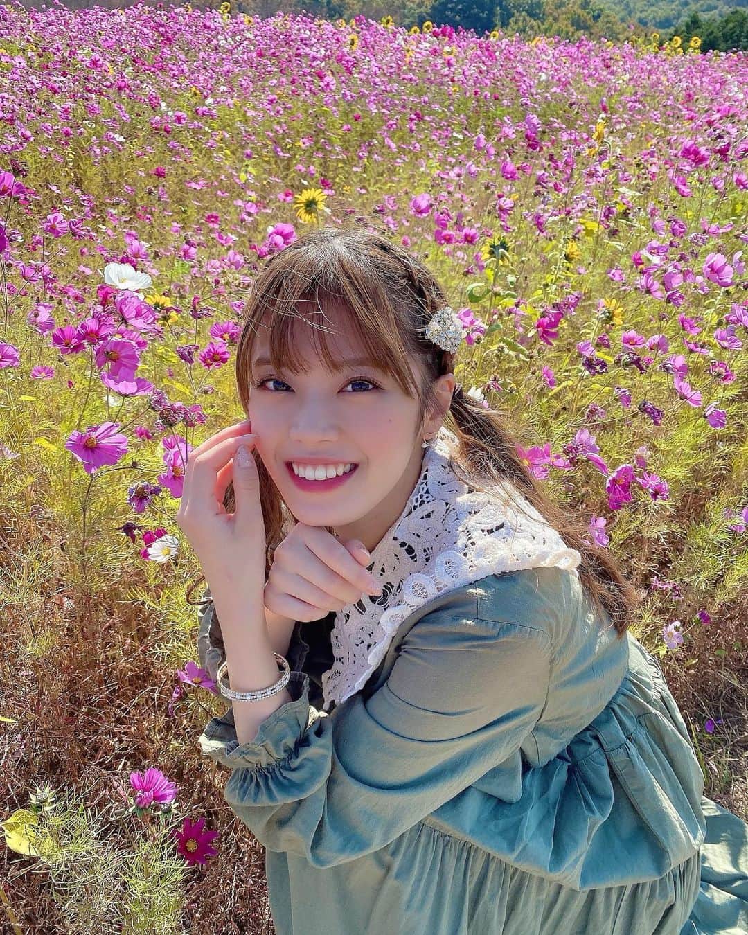 のインスタグラム：「🌼💐 : : コスモス〜！！いっぱい！！ : #コスモス畑 #ツインテール #ツインテールアレンジ」