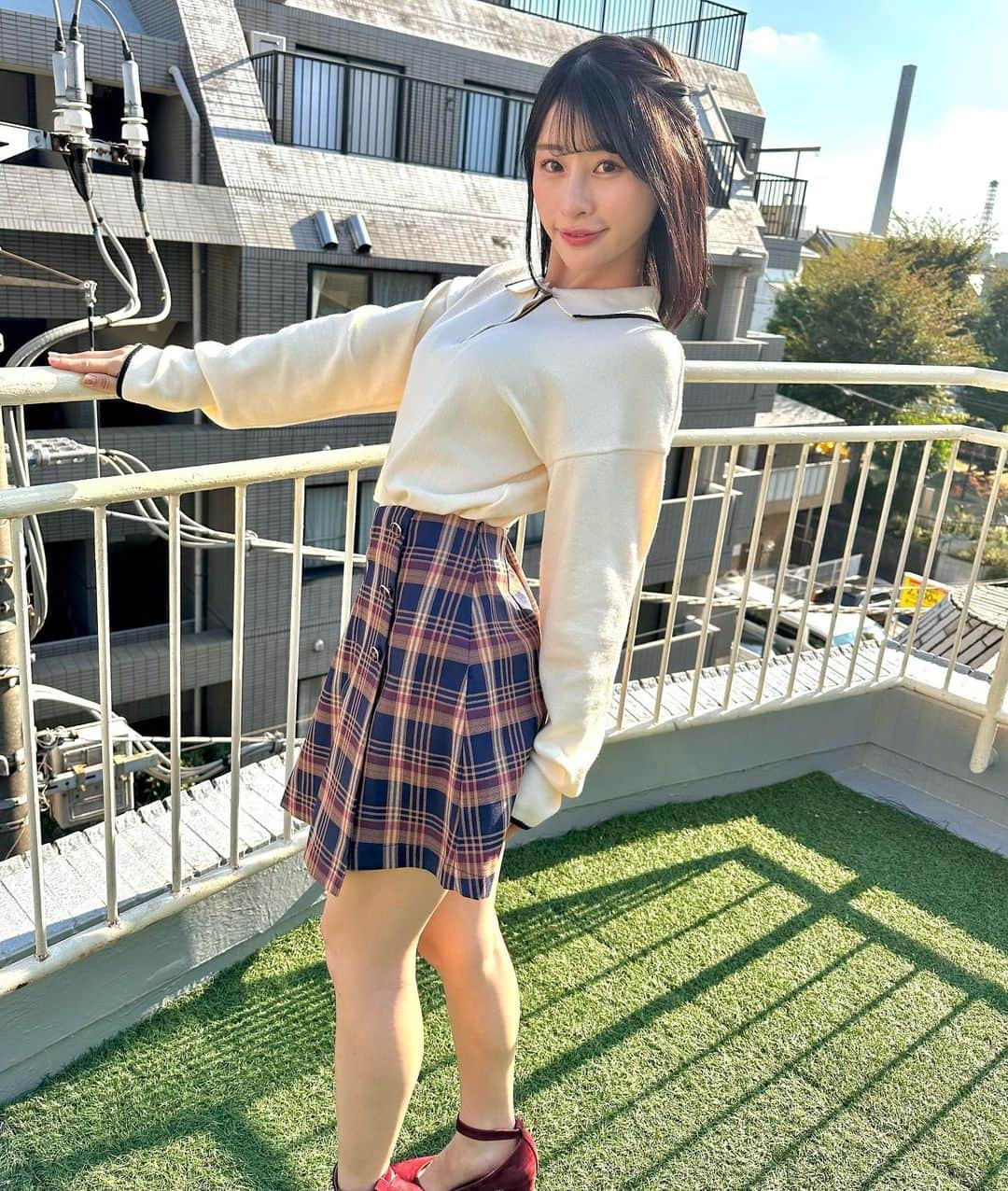 宮島めいさんのインスタグラム写真 - (宮島めいInstagram)「おはよう🌷  制服で撮った写真と同じスタジオに行ったの😳✨だから前回と同じポーズでオフショット撮ってみました📷  これから情報でるからお楽しみに💗」11月11日 11時35分 - miyajima_mei