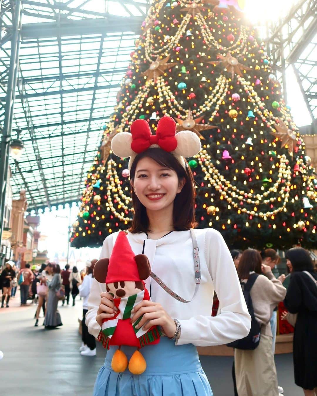吉村恵里子のインスタグラム：「・ アッコにおまかせ!のロケで ディズニーに行ってきました🎅  明日11月12日(日)11:45〜です！ 是非ご覧ください😊❤️  クリスマスのパーク内の雰囲気が素敵すぎて、帰ってきたいまも気持ちはクリスマス…です。楽しかったなぁ。🎄  リルリンリンのポシェット、つねに抱き抱えたくなってしまうほど可愛い。そして、ただ座ってぼーっとしてるだけでも心がルンっとなりました。クリスマスのディズニーは特別ですね。🪅  この日風が強すぎて6枚目みたいな写真が何枚も撮れました笑  #ディズニー #クリスマス #アッコにおまかせ  #夢の国」