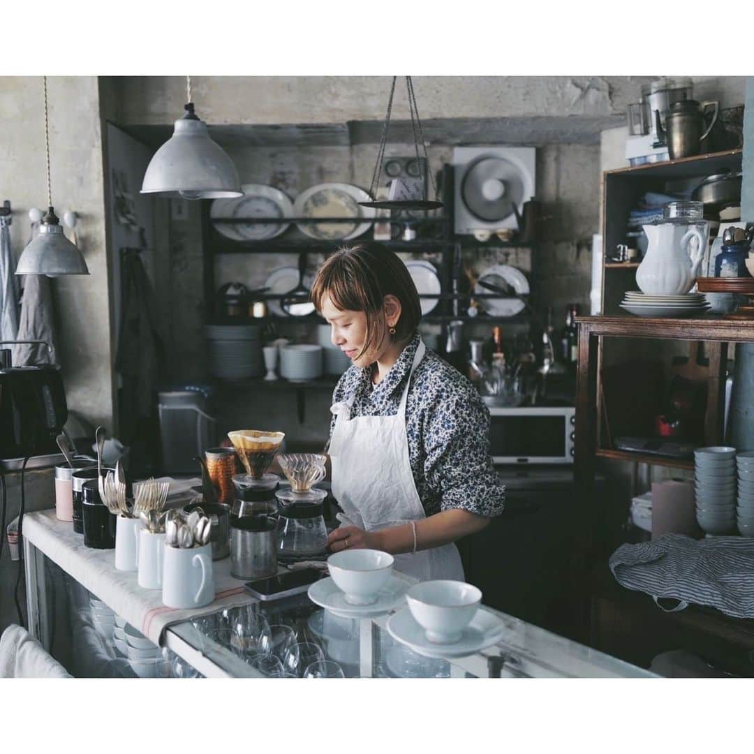 滝口和代のインスタグラム：「ミカちゃんver公開中🥹💐☕️  yarmo meets fofofofa !  働き者のあまやかし服 「MOON mica takahashi COFFEE SALON」 店主ミカちゃんの場合、公開されました。  続きはホームページ fofofofa.com  「PEOPLE」ご覧ください♪  これからもステキなガールズ達の 記事がUPされますので要チェック✴︎  special thanks!! 「MOON mica takahashi COFFEE SALON」 @micatakahashi 💐 (ミカちゃんは164cmでMサイズ🫶)  special edit & Interview 🎤✍️ @shoko.matsumoto.56 ✴︎  all photographs 📸 ✨ @kikuchiakiko_official ✴︎  team @fofofofa_club  @kikuchiakiko_official  @takiguchi_kazuyo   #mooncoffeesalon  #micatakahashi  #yarmo #glastonberry_showroom #madeinengland #🇬🇧 #yarmo_fofofofa_club  #fofofofa_club #みかちゃんも山形よ #どだなだず 😆  ありがとうがいっぱい🥹涙 thank you so much 💐  発売は11/13(mon) 20:00 start ! fofofofa STORES にて @fofofofa_club」