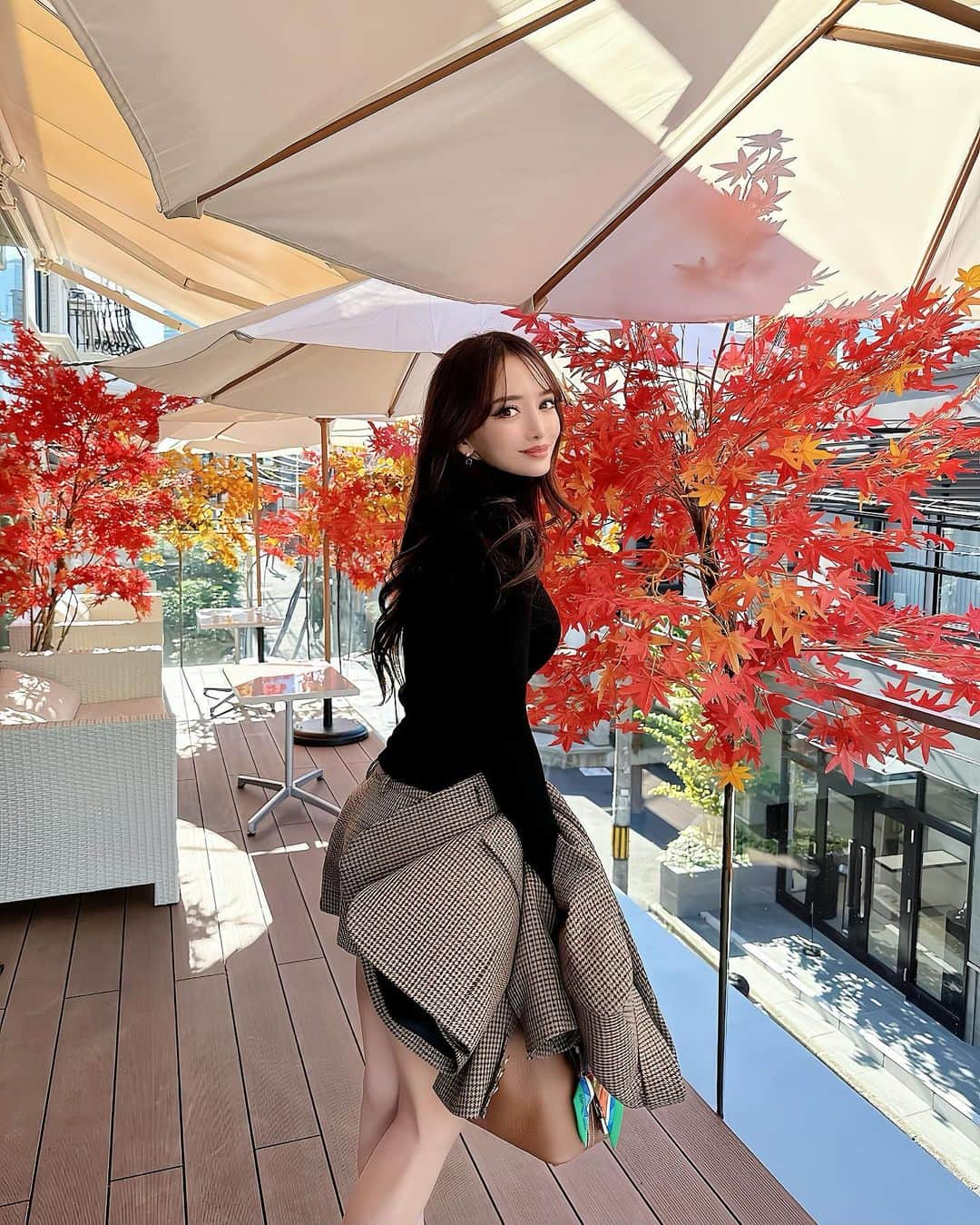 伊東亜梨沙さんのインスタグラム写真 - (伊東亜梨沙Instagram)「🍁❤️🍂❤️ . よく聞かれる質問まとめ📝（定期的にまとめてる。笑) お肌💆  @dahliagsc  肌トラブルが起きたら毎回駆け込んでる💨 今回は季節の変わり目で乾燥が大分気になったので水光注射を💉 私の投稿見ましたとお伝えいただくと、 初診の方限定で施術1割引きでご案内🈹 . マツエク👀 → @lapis_eyelash_nail の @lapis_chihiro さん✨ 5年くらいちひろさんにお願いしてる♡ 上手いし早いし考えてくれるデザインも本当に可愛い💕 初回の方は私のインスタみたで割引あるから是非🎫 . . #ダリア銀座スキンクリニック  #ダリア銀座　 #ダリア美肌 #スキンケア #美容皮膚科 #水光注射 (美白)  #マツエク #lapis #ラピス #prada #hermes」11月11日 11時38分 - arisa__917m