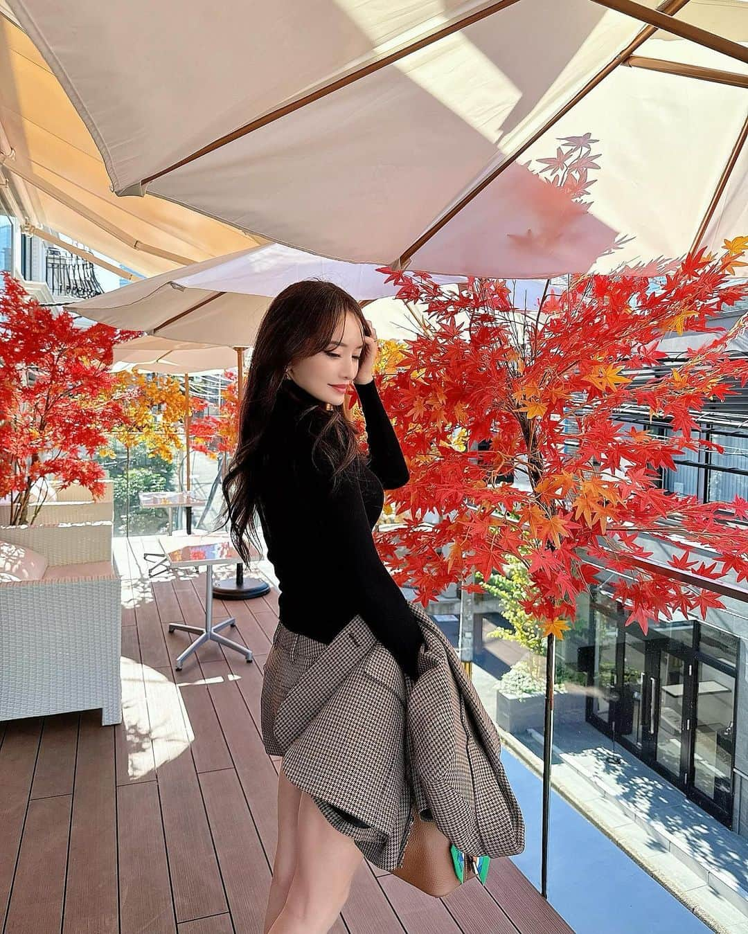 伊東亜梨沙さんのインスタグラム写真 - (伊東亜梨沙Instagram)「🍁❤️🍂❤️ . よく聞かれる質問まとめ📝（定期的にまとめてる。笑) お肌💆  @dahliagsc  肌トラブルが起きたら毎回駆け込んでる💨 今回は季節の変わり目で乾燥が大分気になったので水光注射を💉 私の投稿見ましたとお伝えいただくと、 初診の方限定で施術1割引きでご案内🈹 . マツエク👀 → @lapis_eyelash_nail の @lapis_chihiro さん✨ 5年くらいちひろさんにお願いしてる♡ 上手いし早いし考えてくれるデザインも本当に可愛い💕 初回の方は私のインスタみたで割引あるから是非🎫 . . #ダリア銀座スキンクリニック  #ダリア銀座　 #ダリア美肌 #スキンケア #美容皮膚科 #水光注射 (美白)  #マツエク #lapis #ラピス #prada #hermes」11月11日 11時38分 - arisa__917m