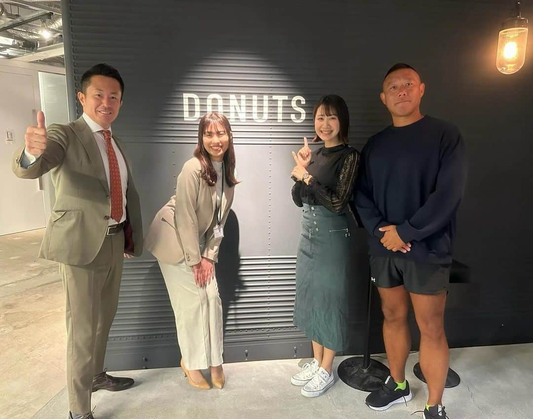 Yuri Sakuraiさんのインスタグラム写真 - (Yuri SakuraiInstagram)「東京出張1番最初は、 （株）DONUTSさんへ伺い、假屋さんと打ち合わせでした！  DONUTSさんは、 老舗ライブ配信アプリ ミクチャや、札幌コレクションの開催、andGirlなどの雑誌の出版など、 様々な事業を勢いよく展開されてる会社さん。  役員をやられてる假屋さんとは、 約8年前、上場企業の社長さんをやられているときに知り合い、その頃からお世話になっていて、沖縄に移住してからも、東京にくるとお時間をいただき、色々と情報交換させていただいています！  假屋さんはいつあっても、 本当に明るく、どんな場所でも假屋さんが作り出す雰囲気で楽しい場所になり、 本当に気配りができる方なのです。 そして、会社訪問させて頂いても、 社内の雰囲気もめちゃくちゃ活気に溢れていて、いつ行っても社員さんが活き活きとお仕事されてるのです！  先日、沖縄で初めて開催された、 沖縄コレクションも主催されているのですが、 次回、規模を拡大し、今年バスケットのワールドカップでも大盛り上がりだった、沖縄アリーナで開催予定とのことで、 その打ち合わせをさせて頂きました！  沖縄はお祭りごとは多いですが、 日本を代表するようなエンタメが盛り上がることで、もっと活性化されたり、 若者の希望になったりすると思うので、 自分たちも、微力ですが、沖縄にいるからこそ出来ることで、お力になれたらと思っています！  假屋さん、今回もご多忙な中で ありがとうございました！  #Donuts#札幌コレクション#札コレ#沖縄コレクション#沖コレ#ミクチャ#andGirl#新宿サザンタワー#東京出張#沖縄#沖縄移住#沖縄移住生活#沖縄ライフ#ウミカジテラス#瀬長島#mkcafe#ブルーシーサー#琉球ブルーシーサー#シーサー#鯖バーガー#ライブ配信」11月11日 11時39分 - yuri_sakuraiii