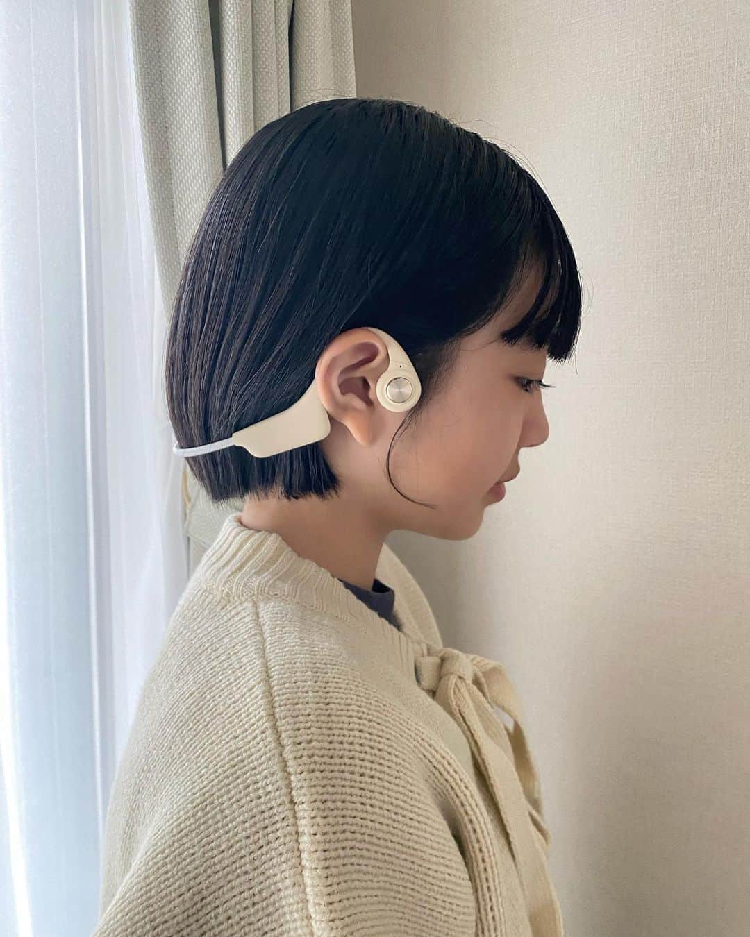 ayuのインスタグラム：「. 🎧Sudio B1 ————————— 鼓膜を経由する従来の音の伝え方ではなく、こめかみ付近の骨を振動させることで音を伝える仕組みになっている骨伝導ワイヤレスイヤホン。 耳を塞ぐことなく音を聴くことができるため、外部の環境音が自然と耳に入ってきます。 ランニングしながら、家事をしながらなど、聴こえないことの不安を取り除く「ながら聴き」を可能に！ ————————— 初めて骨伝導のイヤホンを使ったけど、感動でした！ 想像以上にクリアな音で大大満足♩ 何より周りの音も聞こえるからイヤホンで音楽を聴いているのに開放感がすごい☁️✨ こめかみ部分でしっかり固定されてるので大きくズレる事なくストレスも無し！なんだこのフィット感😳  💎 https://www.sudio.com/jp/ でいい音と暮らそうWeek開催中！今だけオーディオ機器全製品が最大40％OFFです。 今週末限定のプレゼント企画も開催中。 詳しくはhttps://www.sudio.com/jp/ をチェックしてみてください！  #sudio #designingsound #PR」