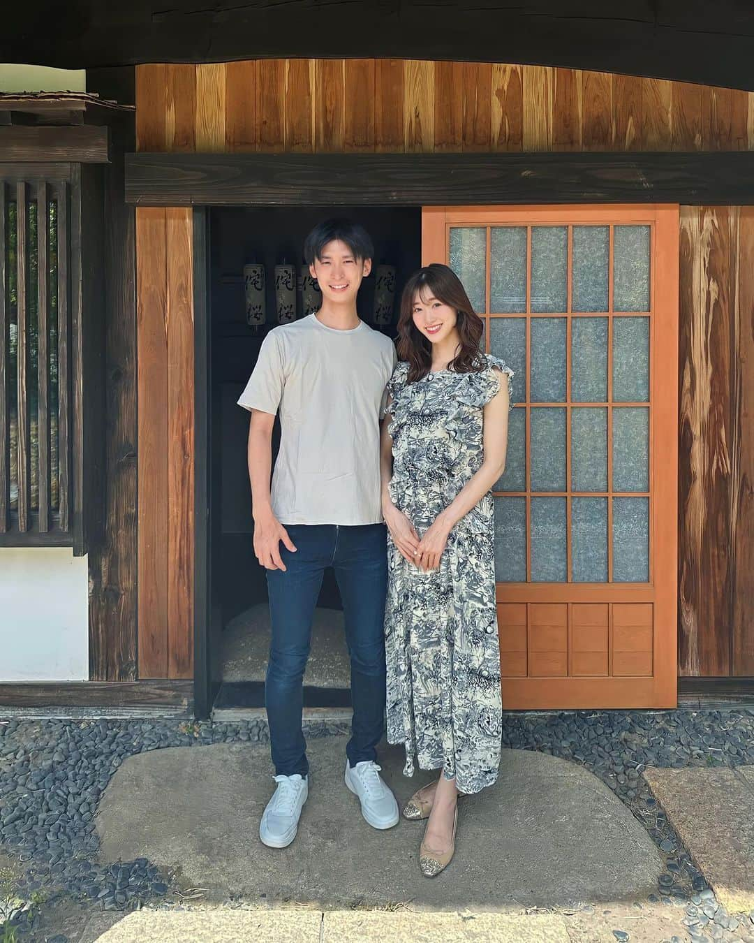 牧野結美のインスタグラム：「秋田旅行へ🤎 この夏、秋田では角館へ行ってきました✨  宿泊したのは、「角館山荘 侘桜」です😌🤍  小京都のような雰囲気のある角館に佇む、 武家屋敷に泊まっているかのような雰囲気のお宿。  築200年の茅葺古民家を移築した建物で 全10室あるお部屋では、 源泉掛け流しを楽しむことができます♨️ 貸し切り露天風呂も素敵でした♡  大自然に囲まれたとても静かな場所にあり、 車が走る音など騒音は一切なく 聞こえてくるのは風や鳥の声など自然の音だけ🕊️🍃  朝夕ともに館内でいただいたのですが、 ミシュラン2星の南麻布『分とく山』の 総料理長・野﨑洋光氏が企画演出をされていて、 秋田の食材を使った季節を感じられる 丁寧なお料理を堪能することができました☺️💗  里山風景に癒されたい方にとってもおすすめです🫶🏻  #秋田旅行 #角館 #角館山荘侘桜 #夫婦旅行 #夫婦旅」