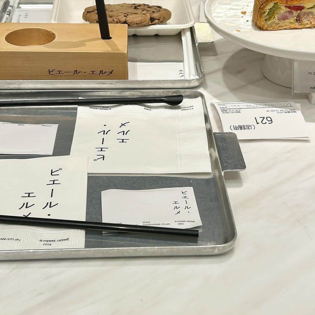 あみさんのインスタグラム写真 - (あみInstagram)「︴𝑝𝑖𝑒𝑟𝑟𝑒ℎ𝑒𝑟𝑚𝑒 𝑐𝑎𝑓𝑒 , 𝑡𝑜𝑘𝑦𝑜 🍂  order menu ☑︎カフェラテ ☑︎豆乳セサミラテ ☑︎サツマイモのガトーバスク ☑︎ピスタチオのメレンゲ  access 東京駅から徒歩10分  丸の内のテラスでゆっくりできるカフェ💭 ピエールエルメのカフェ初めて行けて嬉しかった( ⸝⸝⸝ ᐢ ᵕ ᐢ ⸝⸝⸝ )  想像以上にフード系も充実しててレジ前の焼き菓子 どれにしようかすごい迷った🥺🤍 さつまいものバスクケーキすごいお芋感ちゃんと感じて 濃厚で美味しかった.’.’  テラスの雰囲気がすごい良くてついつい長居🤦🏻‍♀️💗 どこをとってもおしゃれな空間だったな  𓂃𓈒𓏸  . . .  #ピエールエルメ #ピエールエルメパリ #ピエールエルメ丸の内 #東京駅カフェ #東京カフェ #丸の内カフェ #都内カフェ」11月11日 11時47分 - ami___nmo