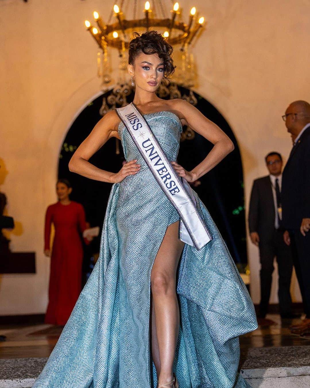 イリス・ミトゥネールのインスタグラム：「@rbonneynola actual Miss Universo comparte con las delegadas de @missuniverse 2023 en esta noche de solidaridad y encanto en la #CharityGala. ✨」